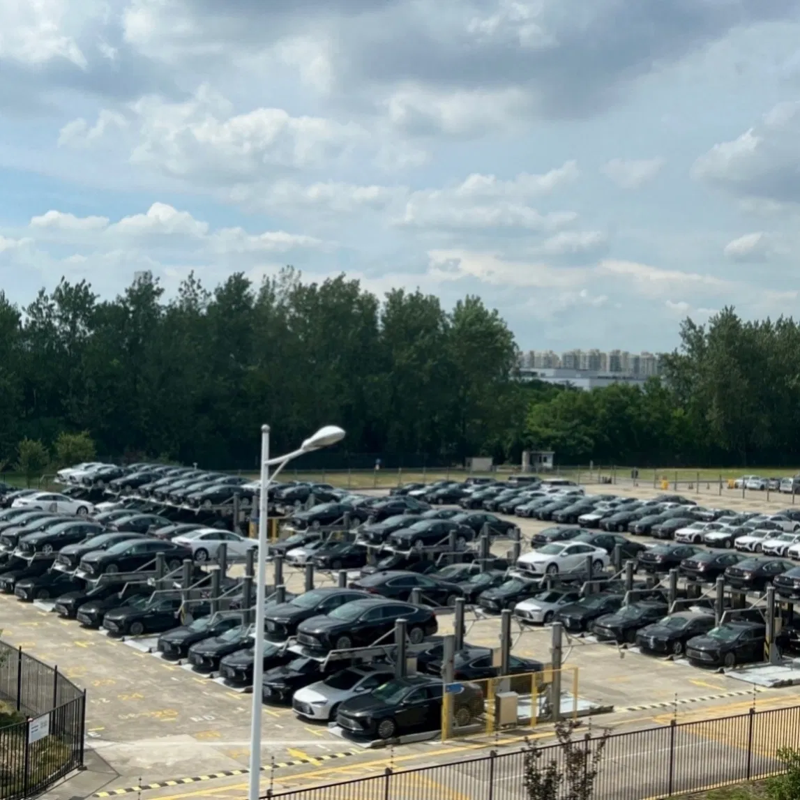 Heavy Duty Hydraulic Scissor Parking Lift with Thick Steel Plate for Truck Parking Needs