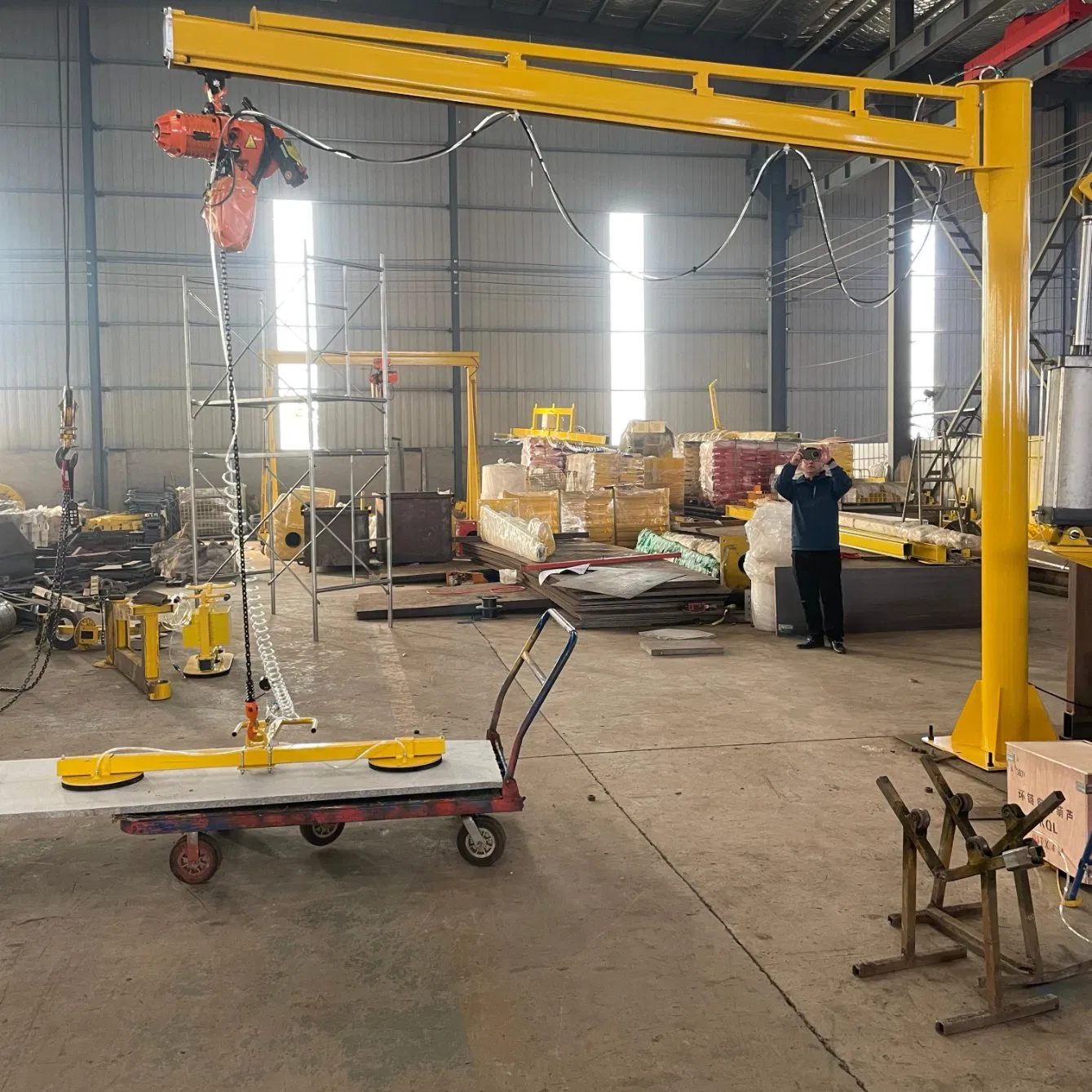 The Jib Crane Vacuum Loading Machine Lifts Various Glass Panels and Panels