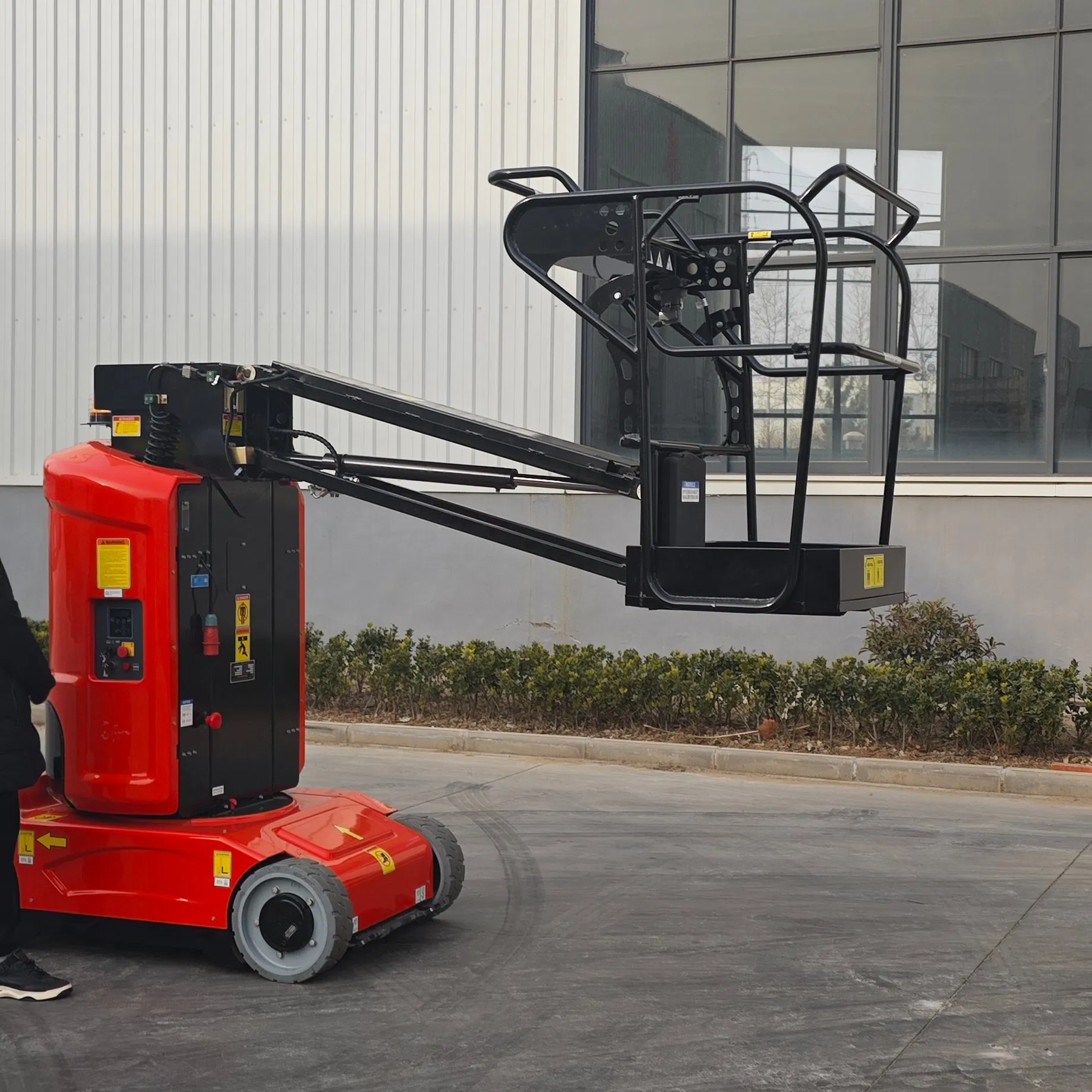 Electric Lift Mini Self-Propelled Vertical Mast Boom Lift Small Factory Sale Aerial Work Platform with Jib Chain Sling for Hoists