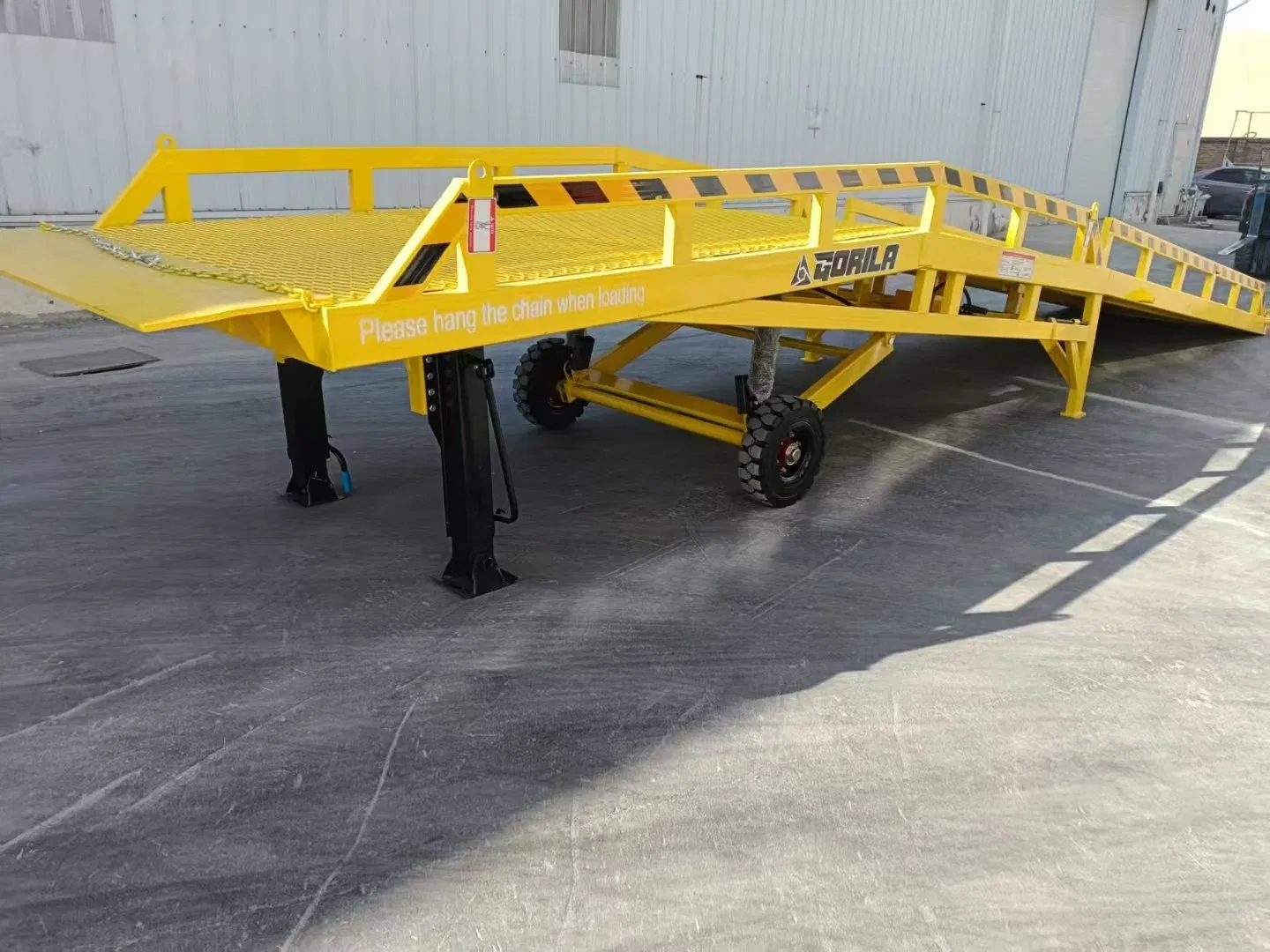 High Quality Mobile Boarding Bridge for Ramp Loading Unloading New Condition Steel Lifting Platform for Machinery Repair Shops