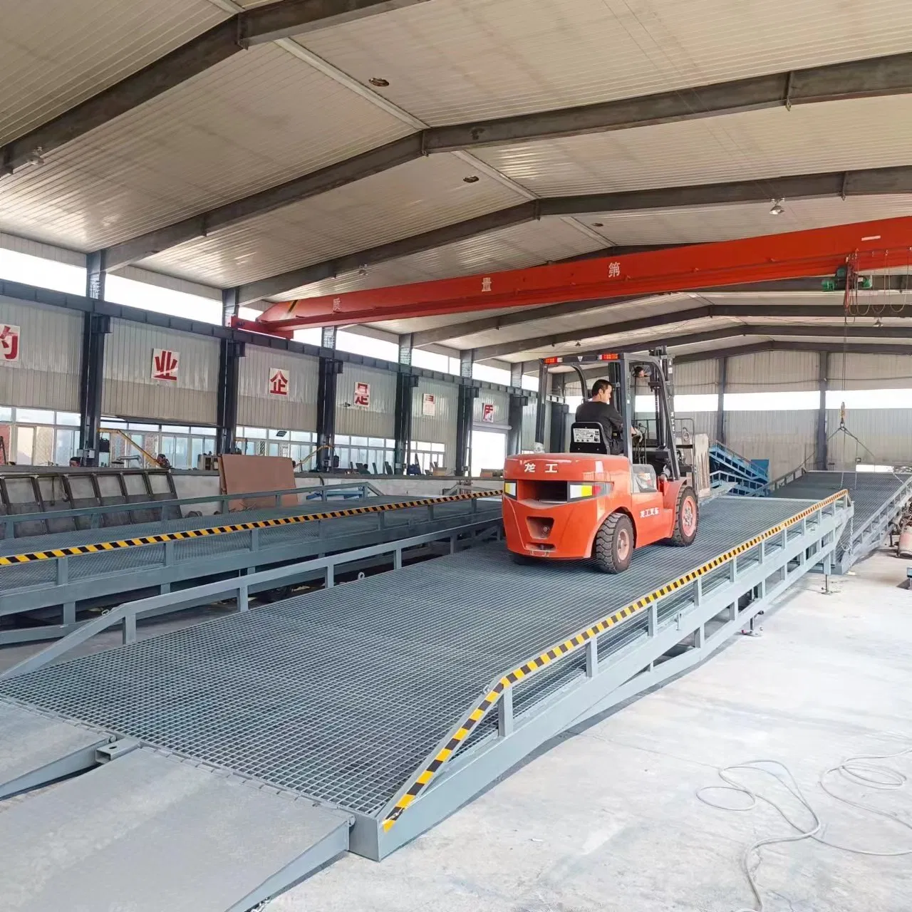 3t 8t 10t China Supplie Portable Mobile Container Loading Bridge Hydraulic Container Load Dock Ramplifting Platform for Forklift