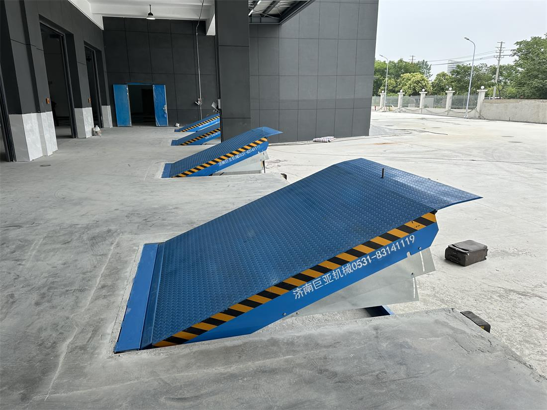 Container Forklift Loading Platform Fixed T-Type Electro-Hydraulic Boarding Bridge