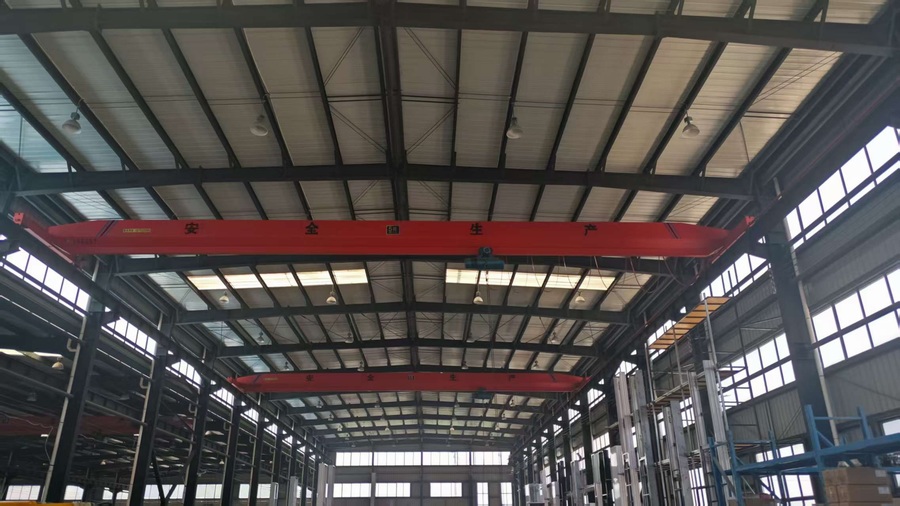 Gantry crane for heavy material handling in factory