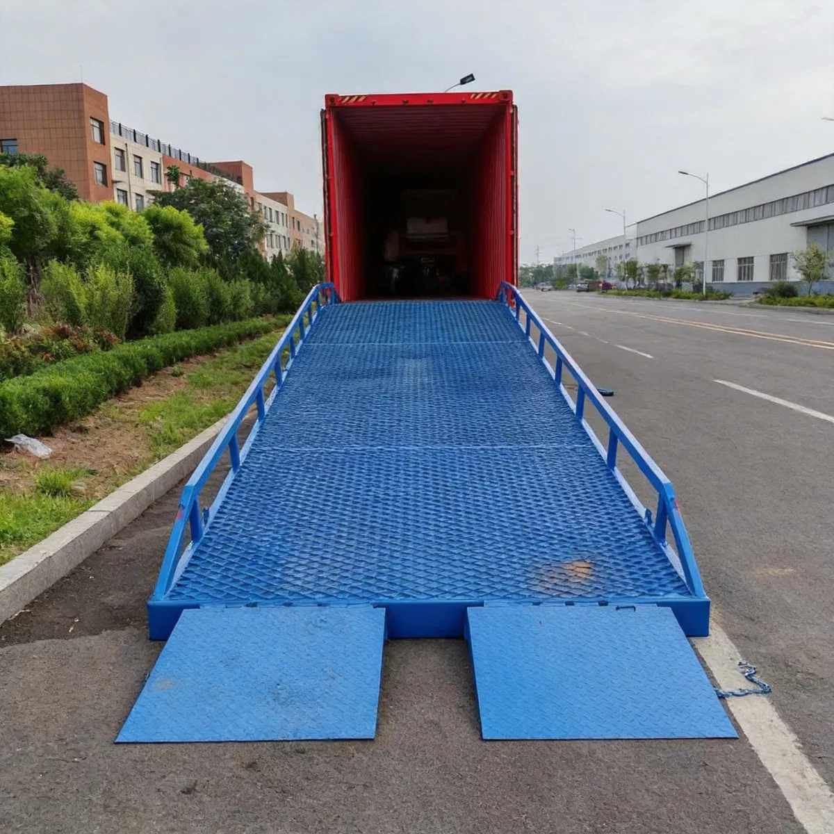 Loading and Unloading Platform Ramp Container Forklift Mobile Dock Ramp
