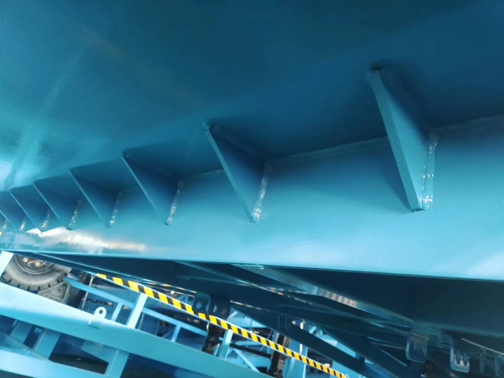 Dymg 6ton 8ton 10ton 12ton 15ton 20ton Mobile Loading Unloading Ramp for Container Yard Ramp Forklift Ramp Mobile Portable Ramp Steel Ramp