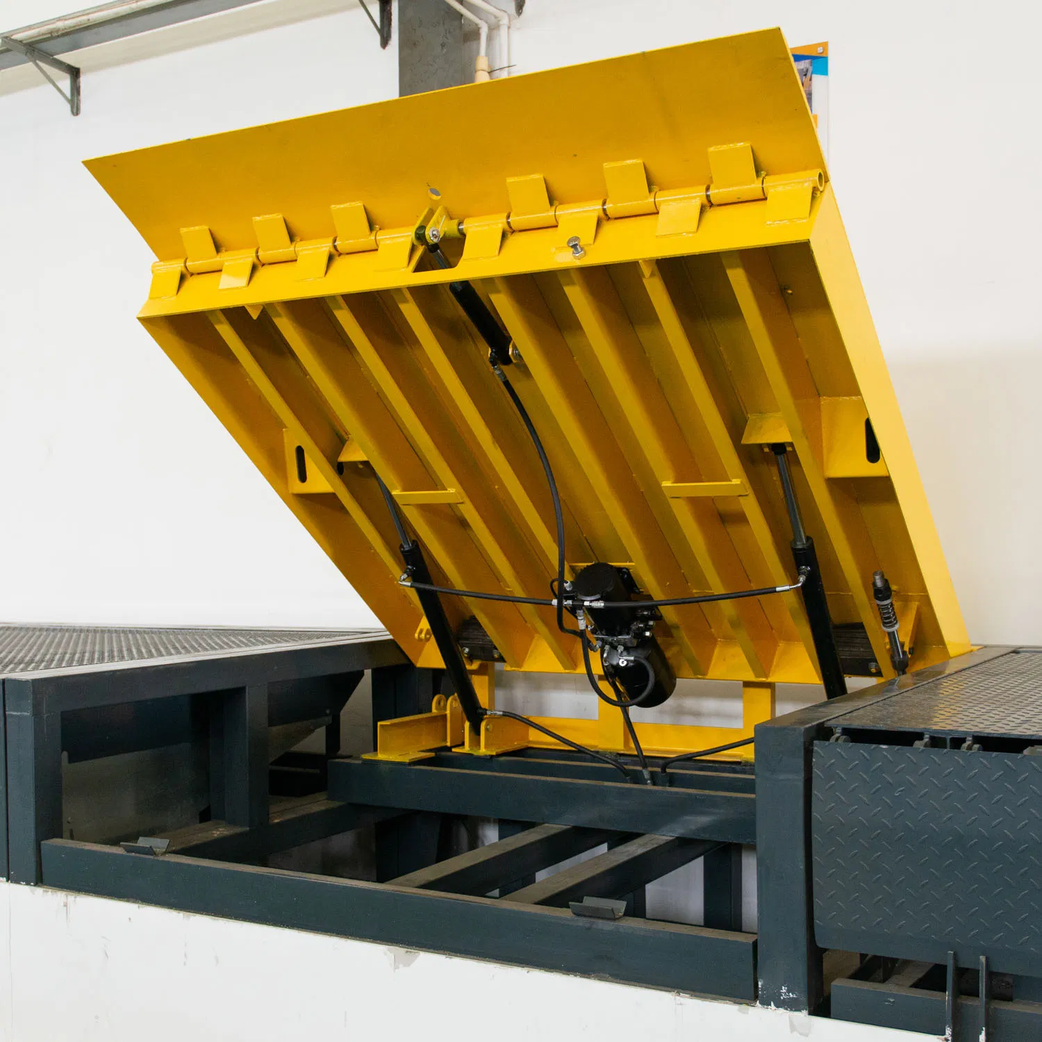 Retractable Hydraulic Electric Forklift Dock Ramp Dock Leveler Cargo Loading Lift Yard Ramp Container Ramp