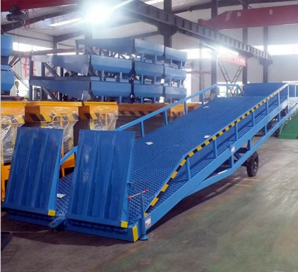 12t Loading Hydraulic Loading and Unloading Platform Lifting Platform Can Be Customized Mobile Boarding Bridge