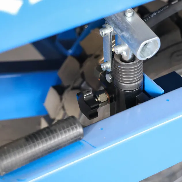 Manual hydraulic regulating valve