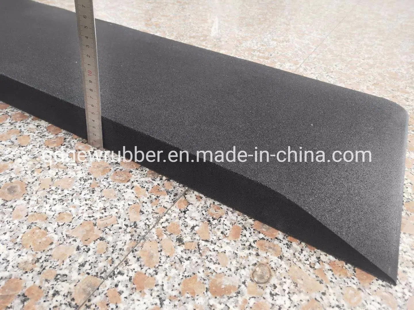 Best Price Mobile Rubber Container Load Ramp with 10 Tons Loading Capacity