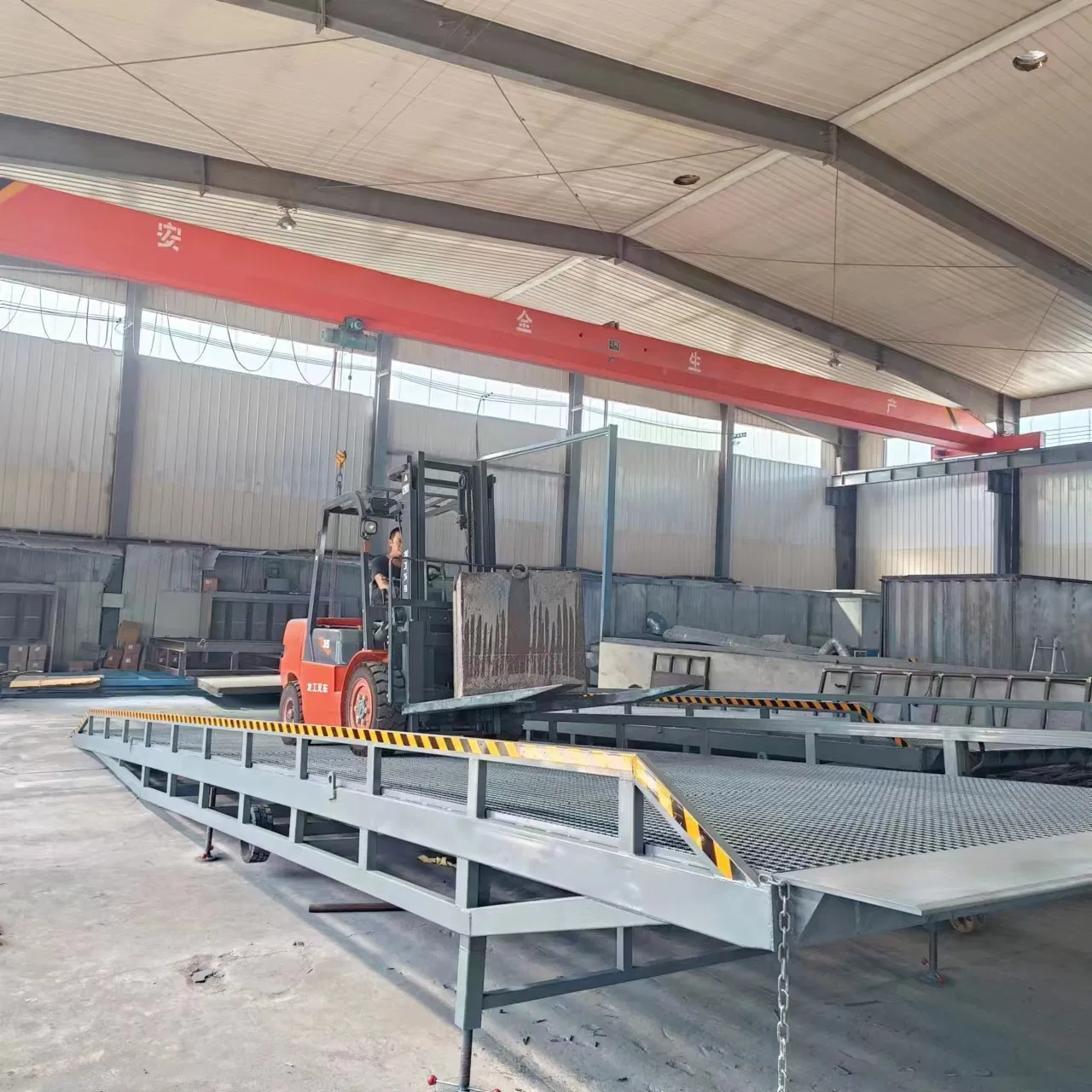 3t 8t 10t China Supplie Portable Mobile Container Loading Bridge Hydraulic Container Load Dock Ramplifting Platform for Forklift