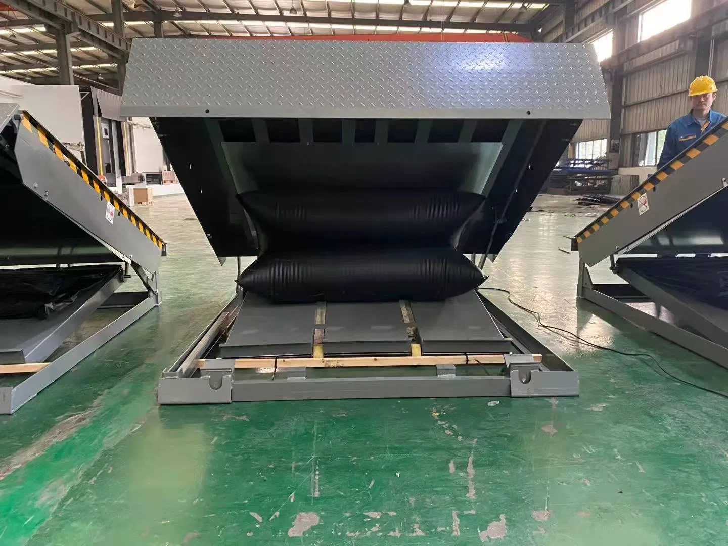 Retractable Hydraulic Electric Forklift Dock Ramp Dock Leveler Cargo Loading Lift Yard Ramp Container Ramp