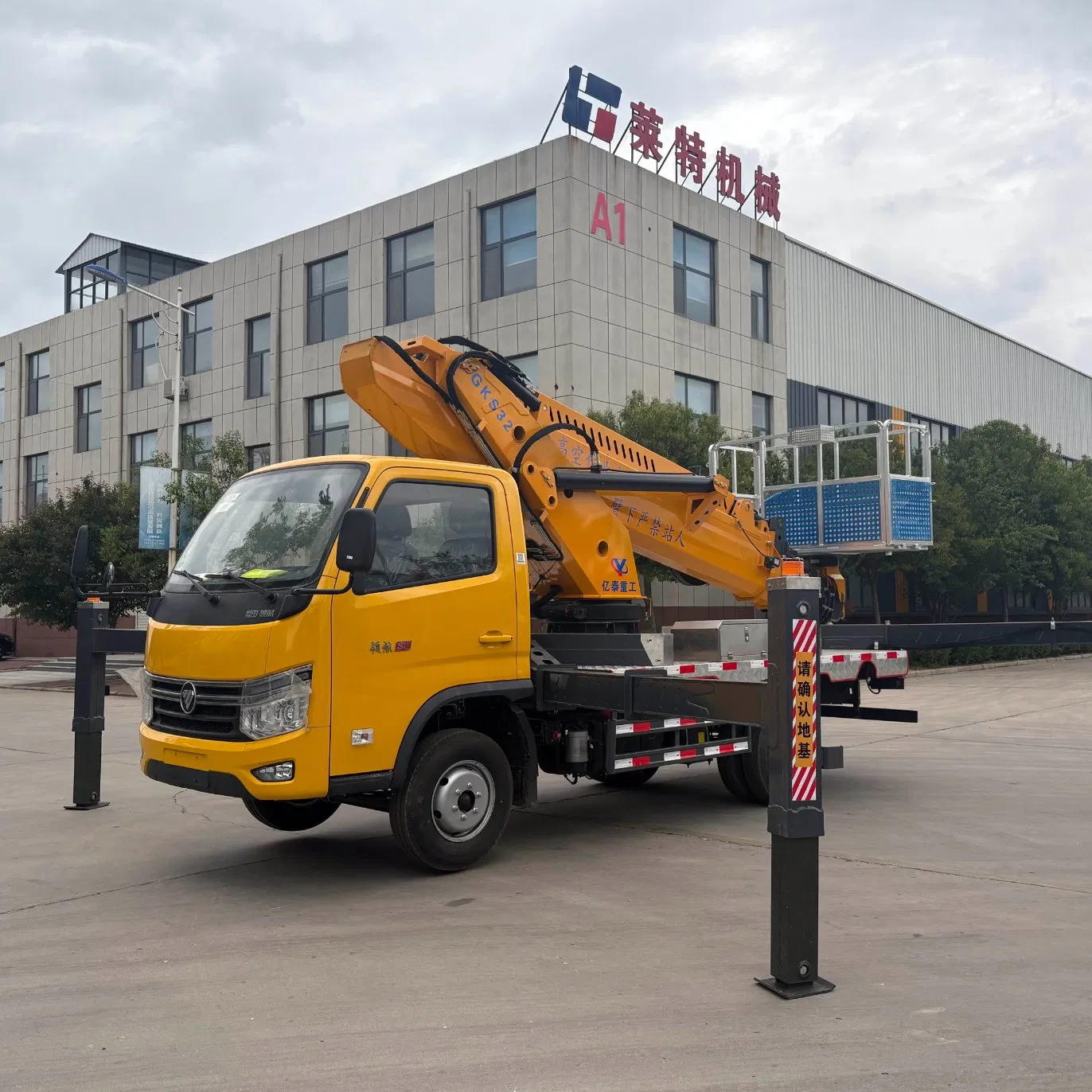 High-Altitude Operation Truck Lifting People 32m Telescopic Boom Bucket Truck for Aerial Work Vehicle Lift Platform