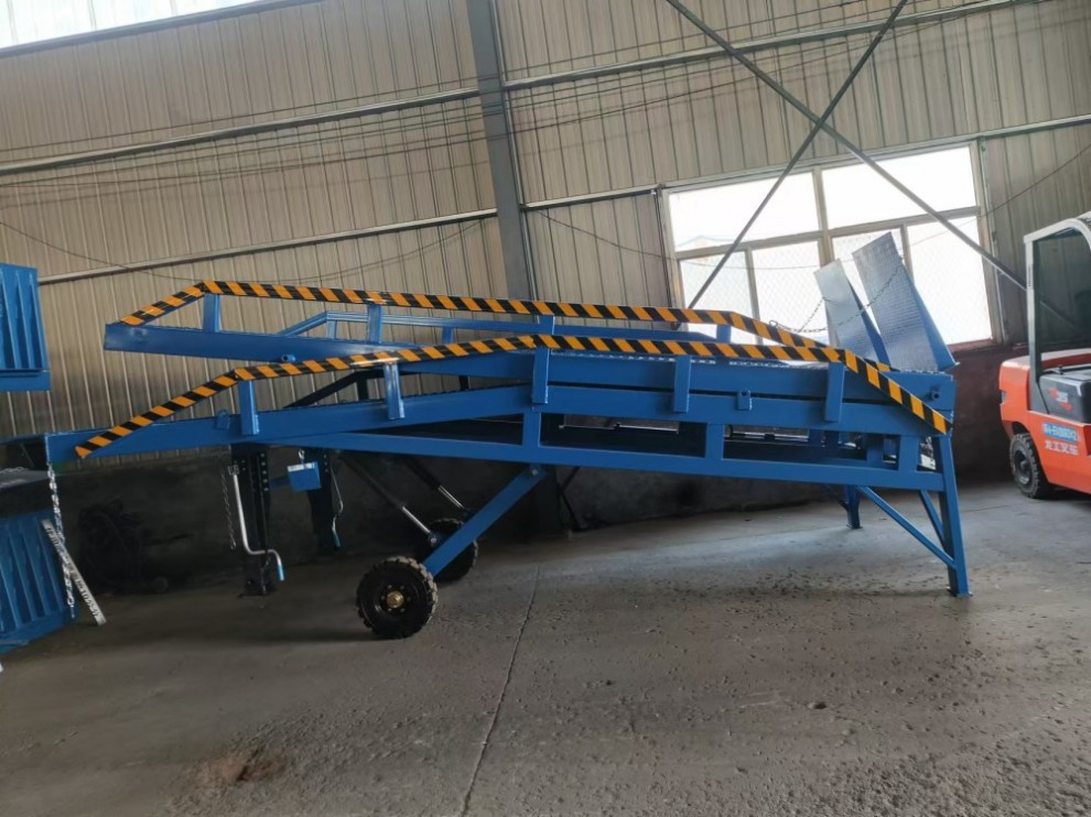 Container Loading and Unloading Platform Mobile Boarding Bridge Hydraulic Lifting Platform Can Be Customized