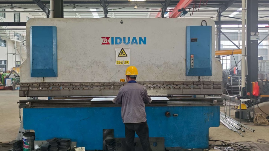 Metal folding machine for structural component bending