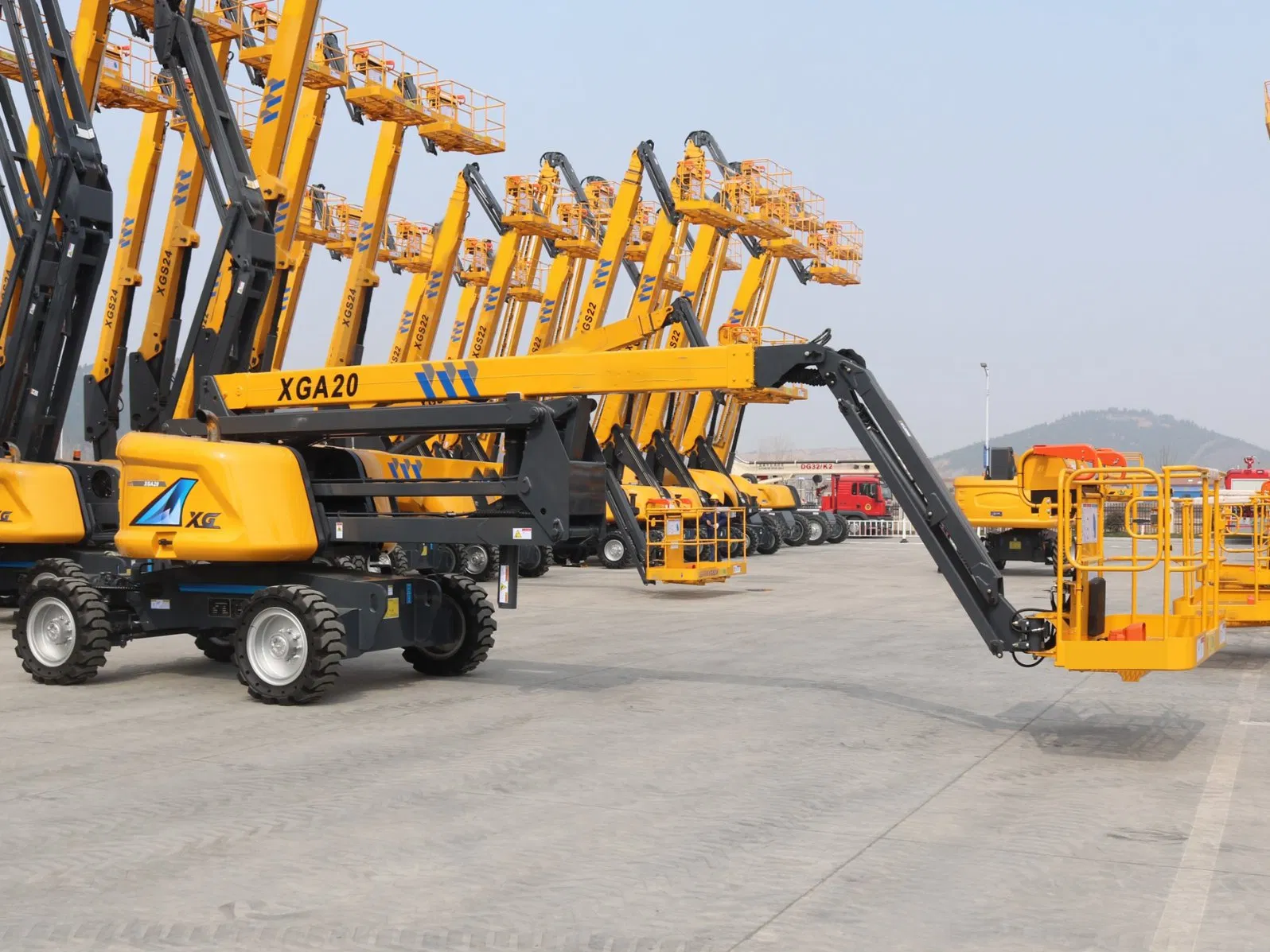 Top Brand 20m Hydraulic Lifting Platform Articulated Mobile Elevating Aerial Work Platform Xga20K