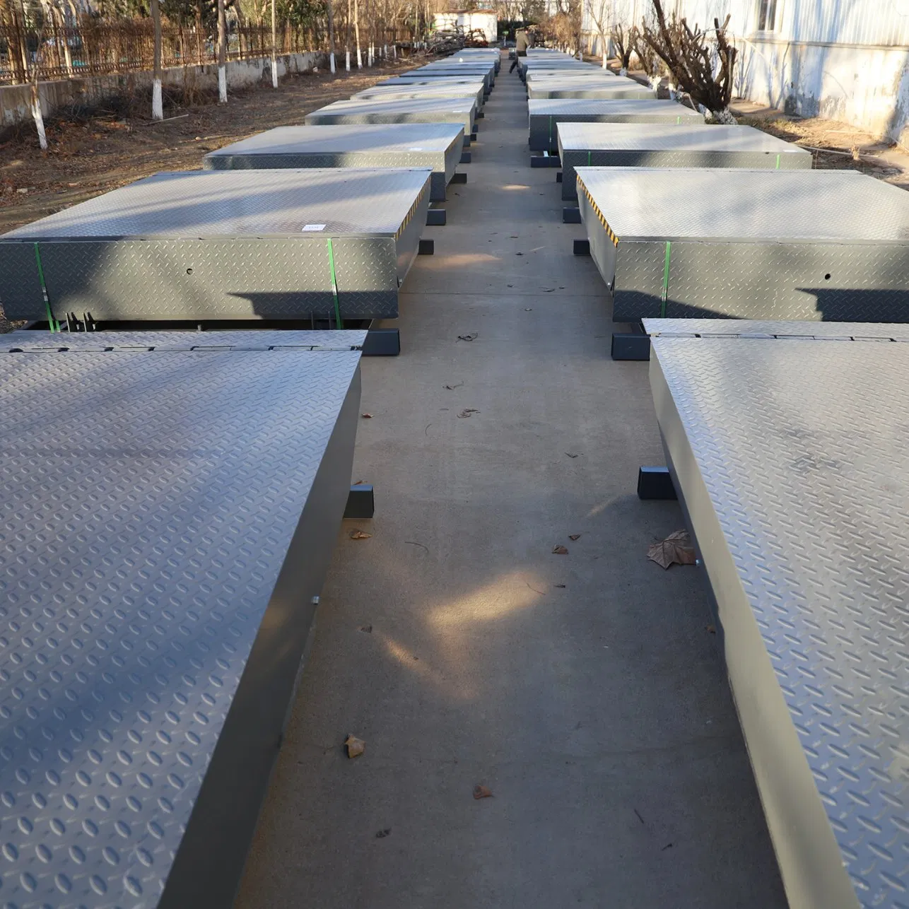 New Design Hydraulic Unloading Dock Ramp Platform Fixed Boarding Bridge with Good Price