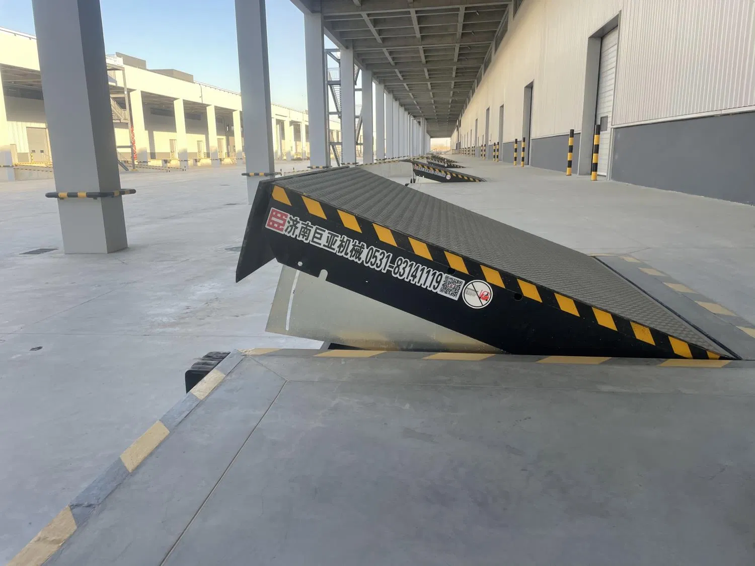 Container Forklift Loading Platform Fixed T-Type Electro-Hydraulic Boarding Bridge