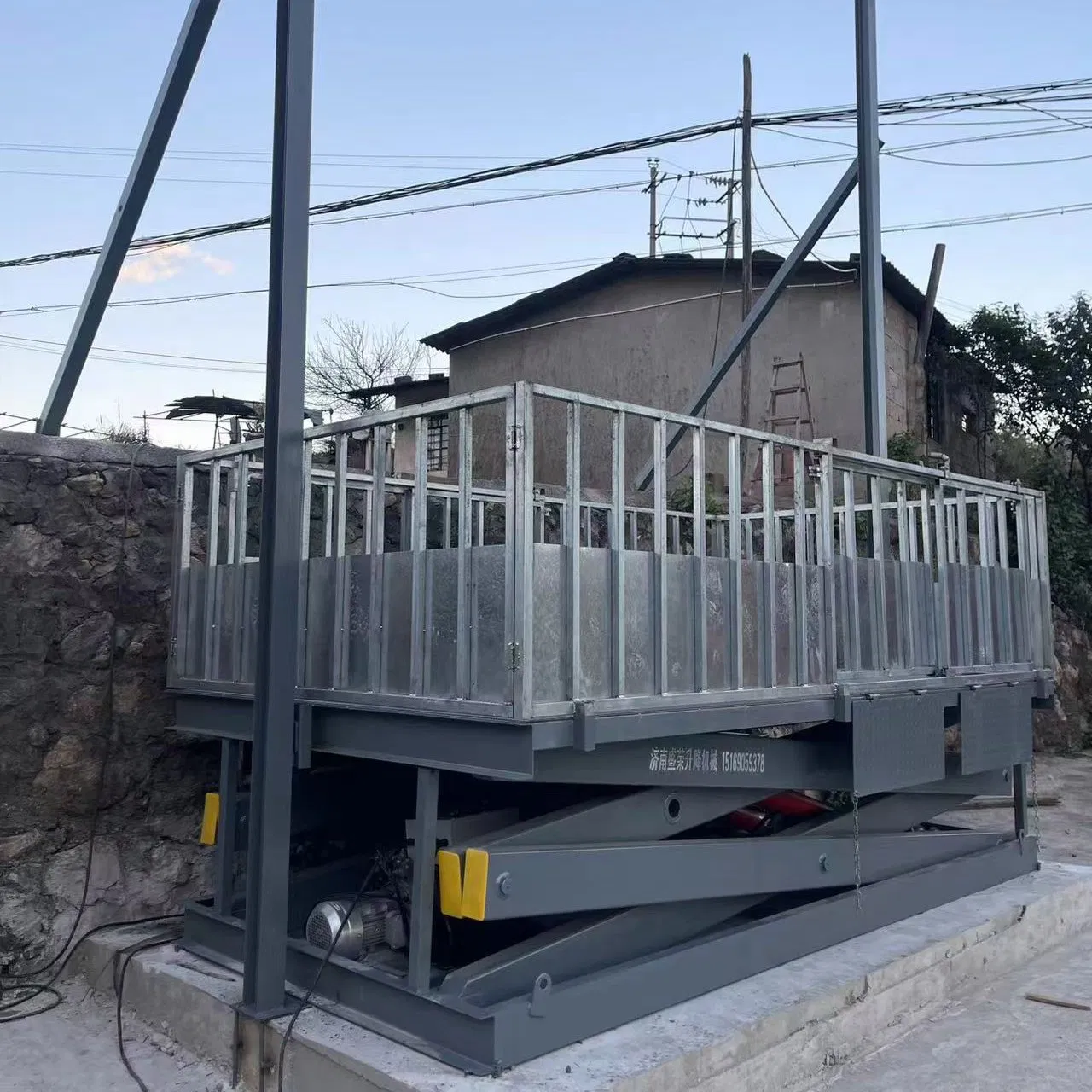 Warehouse Hydraulic Lifting Equipment, Heavy-Duty Cargo Lifting Platform, Customizable in Size and Load Capacity.