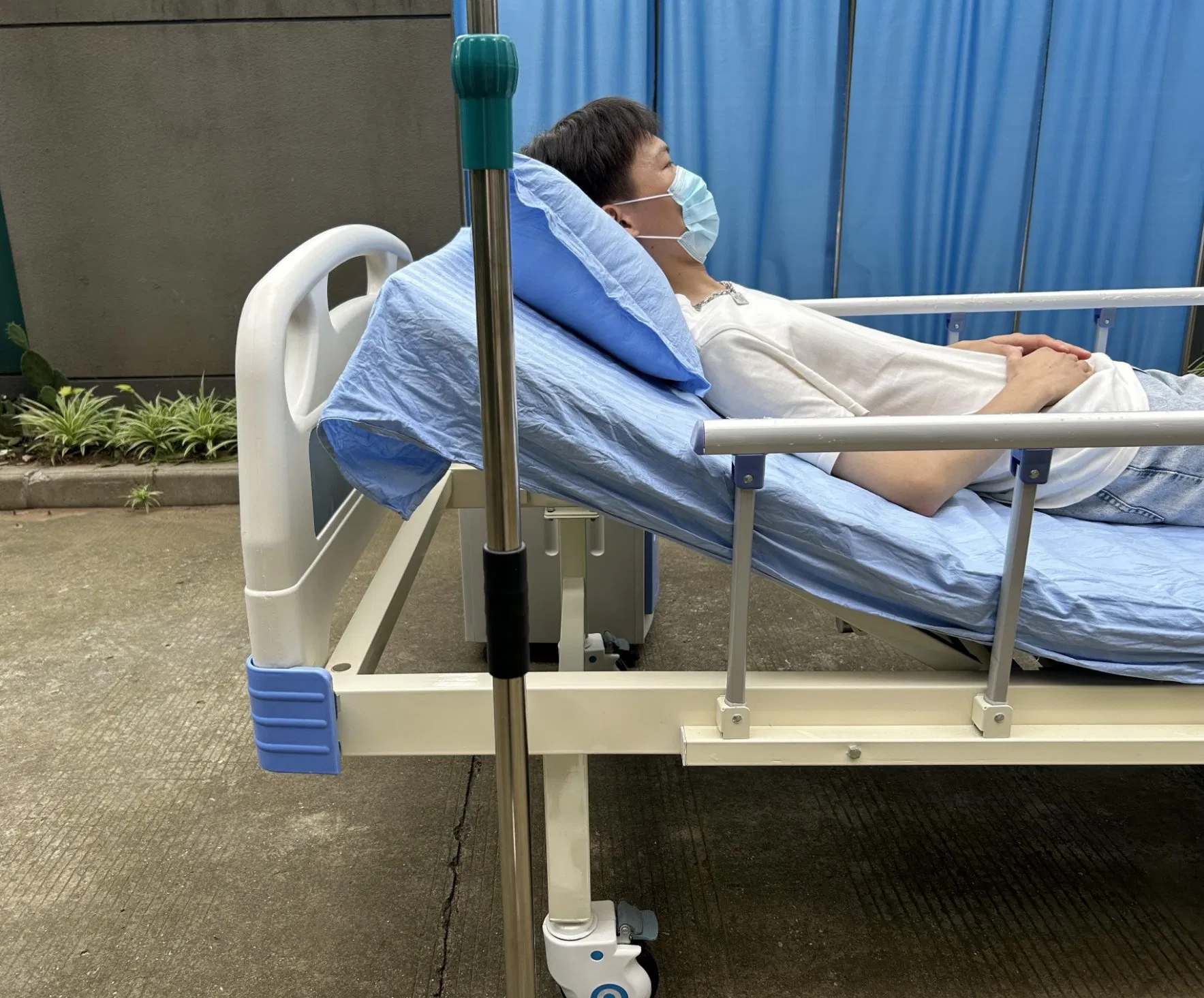 بيع ساخن Hb-M1-G023 سرير طبي نصف فاولر يدوي بسرير واحد 1 سرير مستشفى سرير رعاية طبية سرير تمريض للمرضى مع لوحة رأس وقدم من ABS