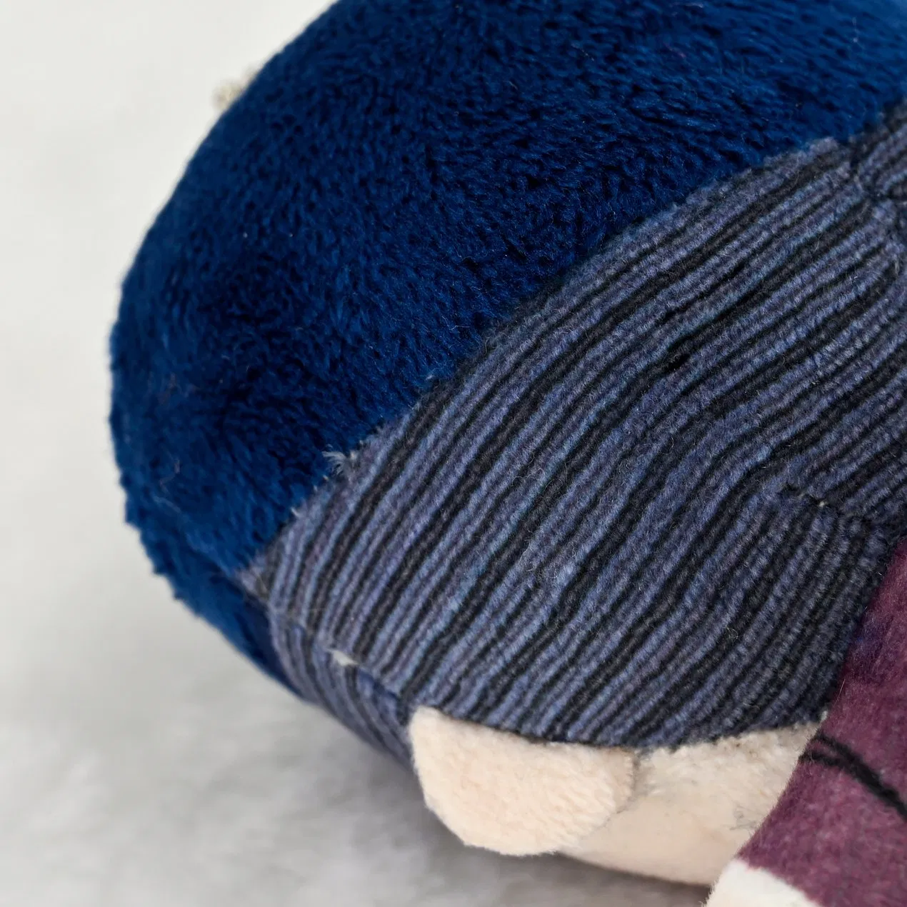 Fábrica de personalización al por mayor, juguete de peluche coleccionable de ídolo bordado detallado, pedido pequeño, souvenir de exposición de cómics