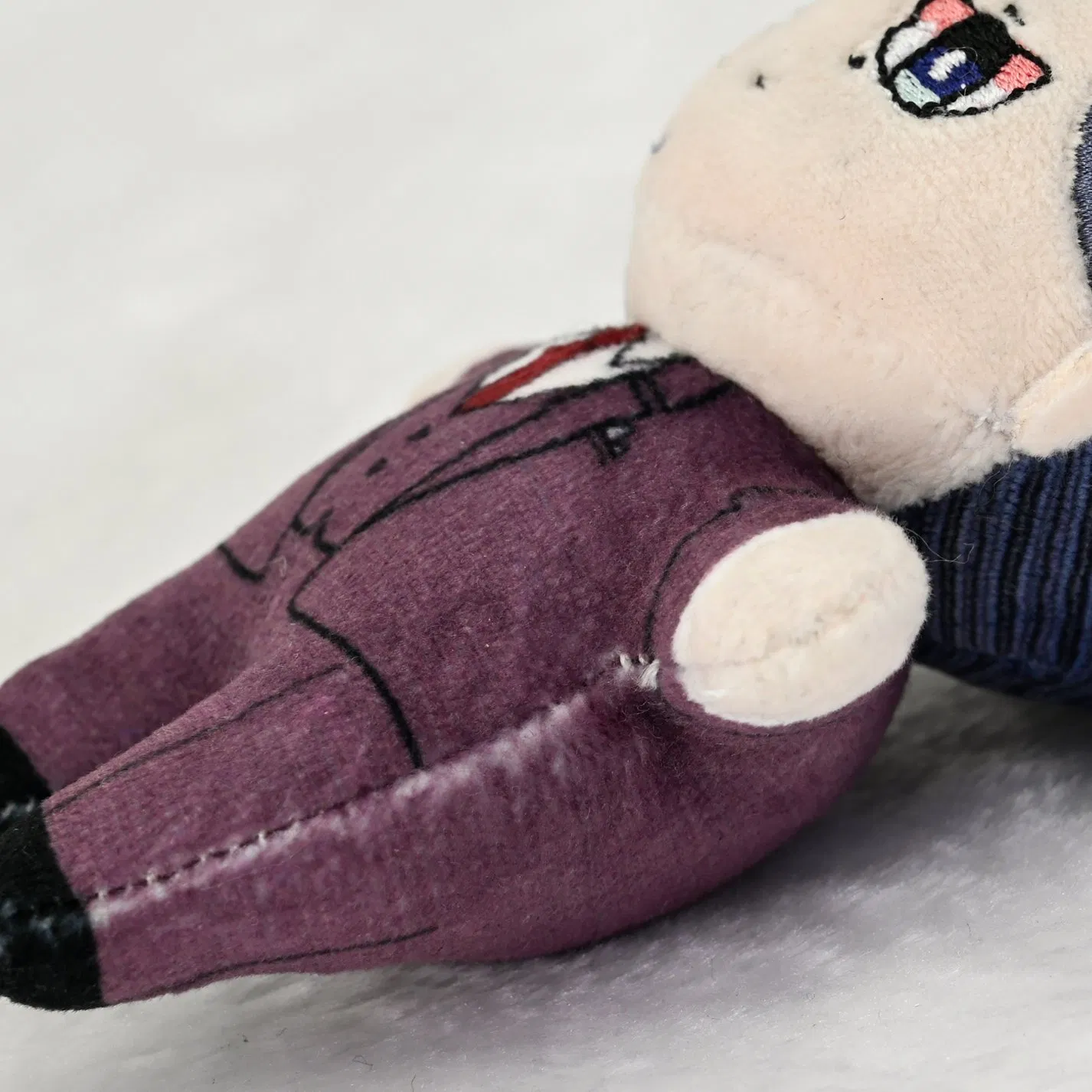 Fábrica de personalización al por mayor, juguete de peluche coleccionable de ídolo bordado detallado, pedido pequeño, souvenir de exposición de cómics