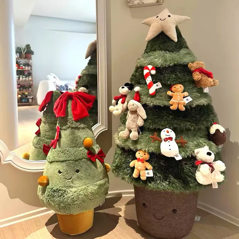 2026 Juguetes de peluche personalizados de árbol de Navidad y personajes de anime con relleno de algodón PP para decoraciones festivas. Juguete de peluche