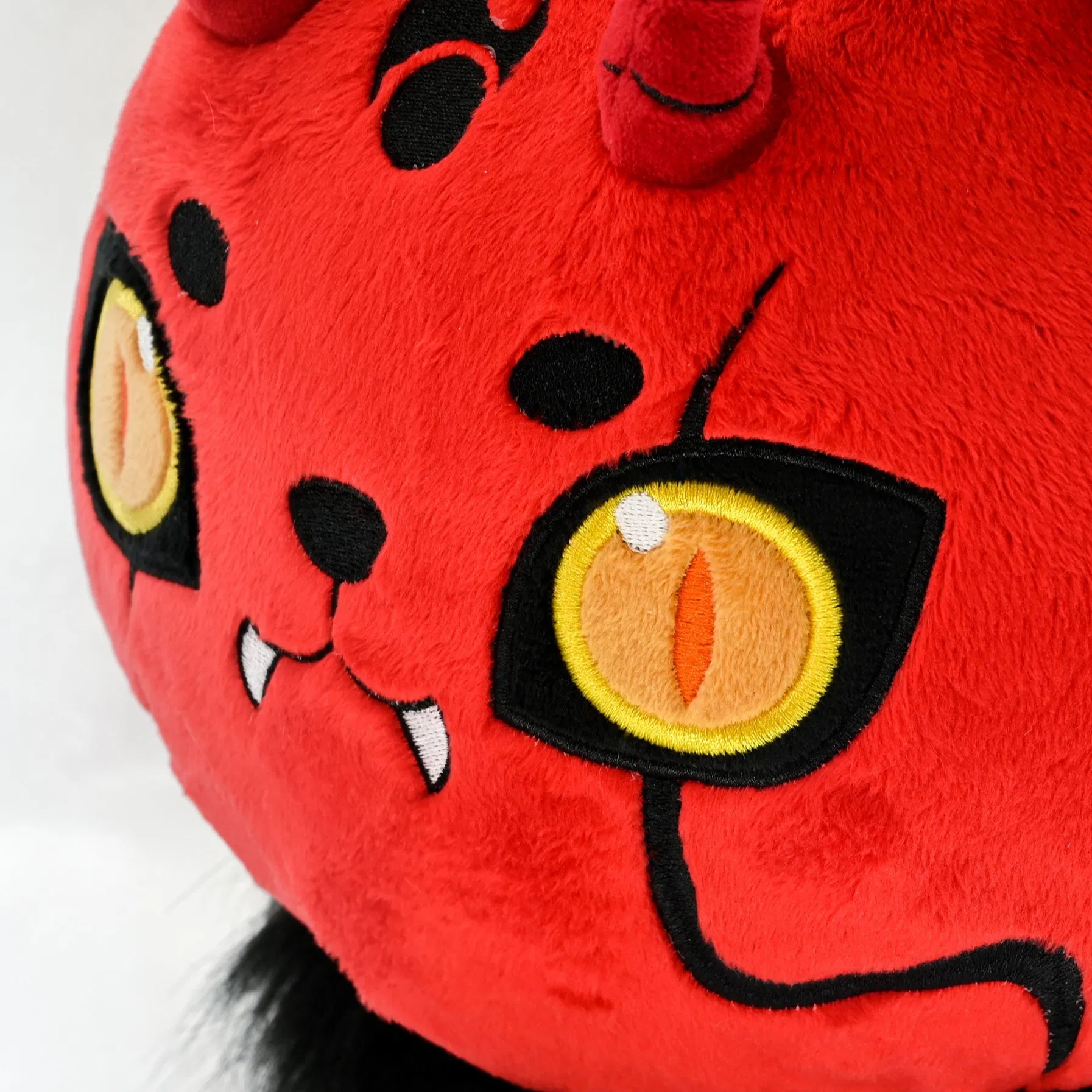 Muñeca de felpa de algodón orgánico segura para niños sensibles Fabricante suave creativo anime Halloween perro diablo rojo juguete de peluche personalizado regalo para niños