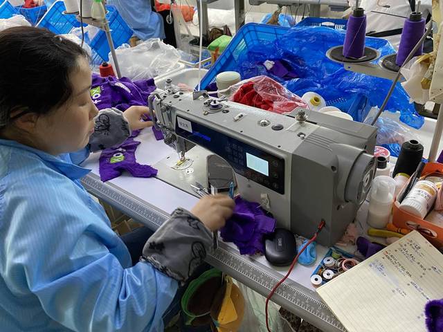 Inspección detallada de costuras en peluches personalizados