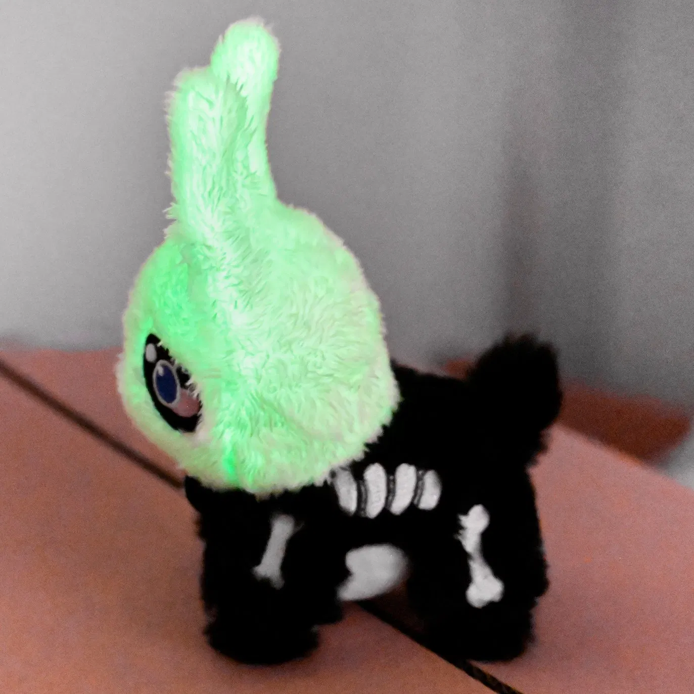 China Peluches Fabricados Suave Duradero Tamaño Pequeño Mini Juguete de Animal de Peluche de Tela Brillante Brilla en la Noche Juguete de Perro de Peluche Personaliza Tu Propia Marca de Juguete