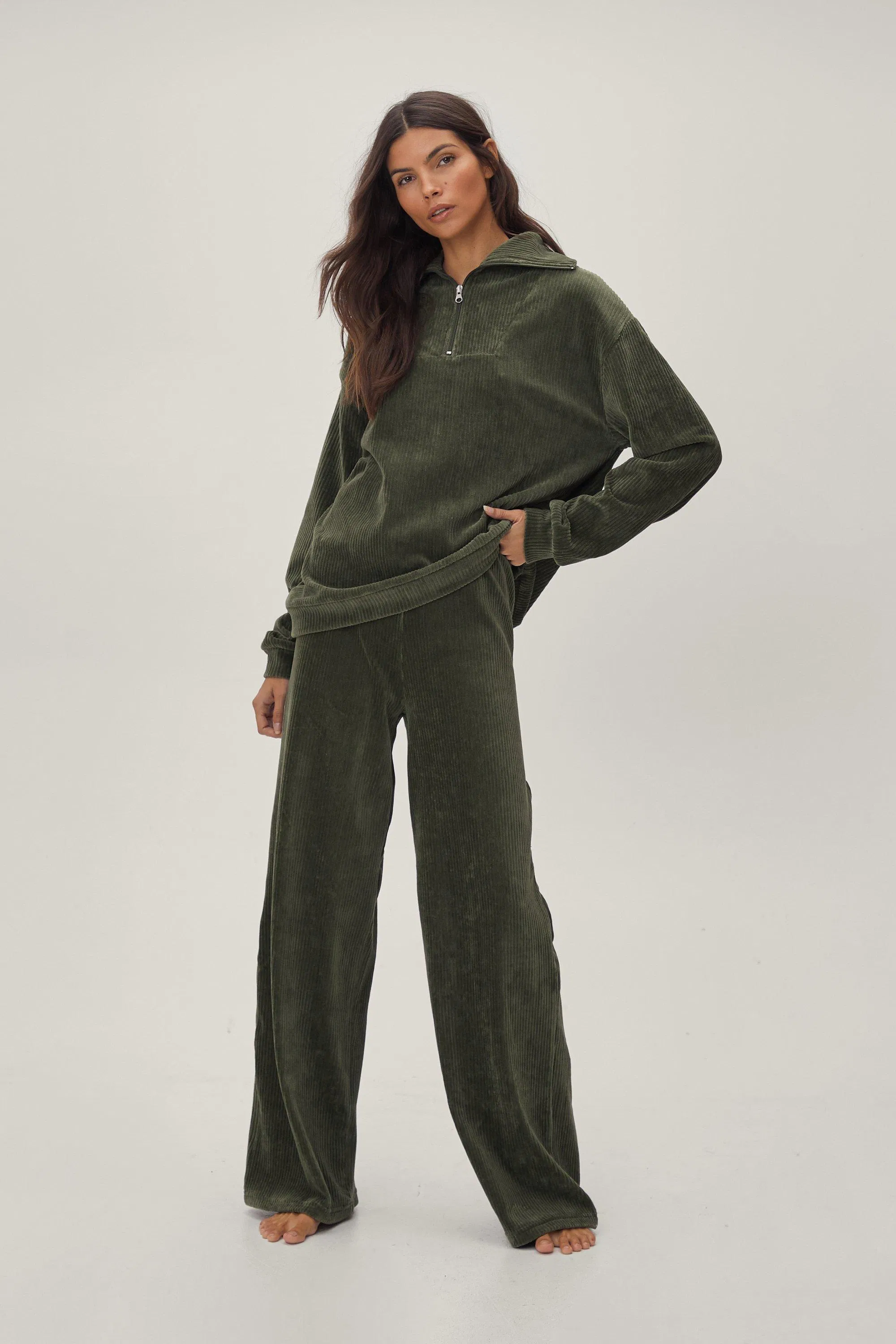 China Supplier Guangzhou Factory Wholesale Bulk Hot Popular Velvet Corduroy Relaxed Knitted Women Leisure Household Women Loungewear