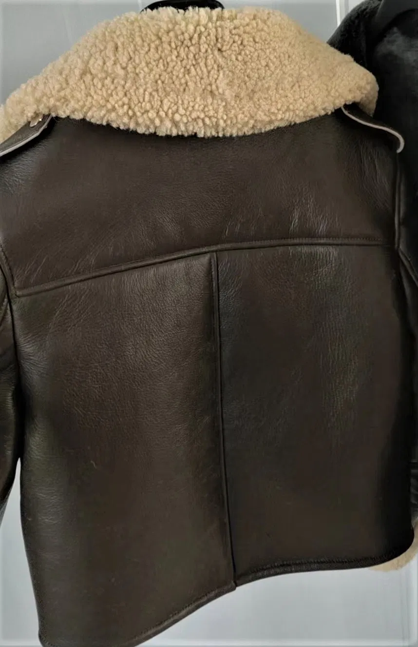 Adjustable leather buckles details