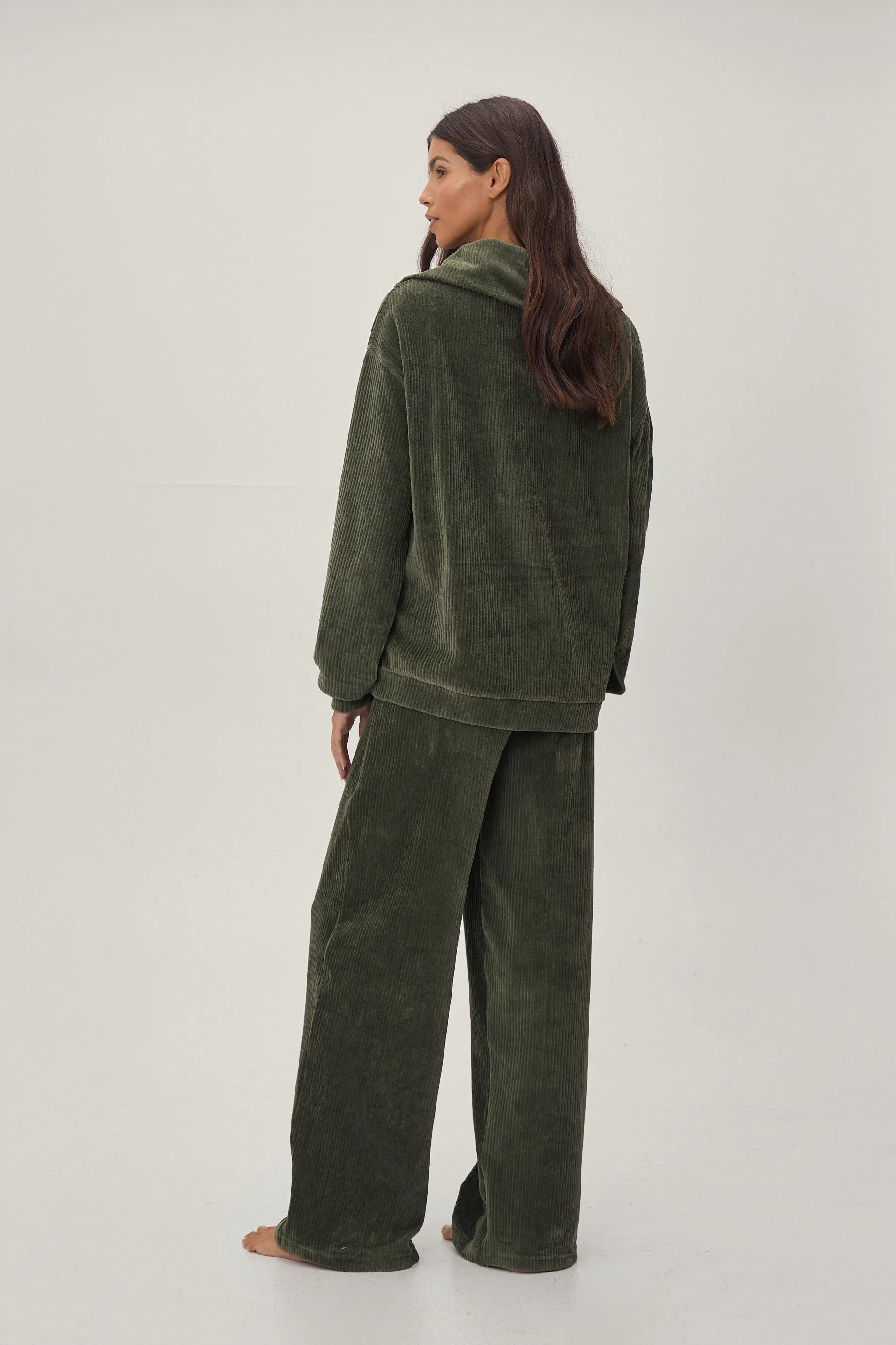 China Supplier Guangzhou Factory Wholesale Bulk Hot Popular Velvet Corduroy Relaxed Knitted Women Leisure Household Women Loungewear