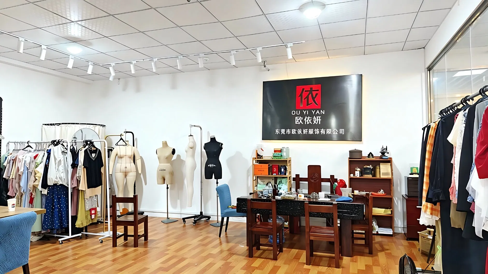 Women's Sleeveless Floral Print Jacquard Shift Dress Full Display