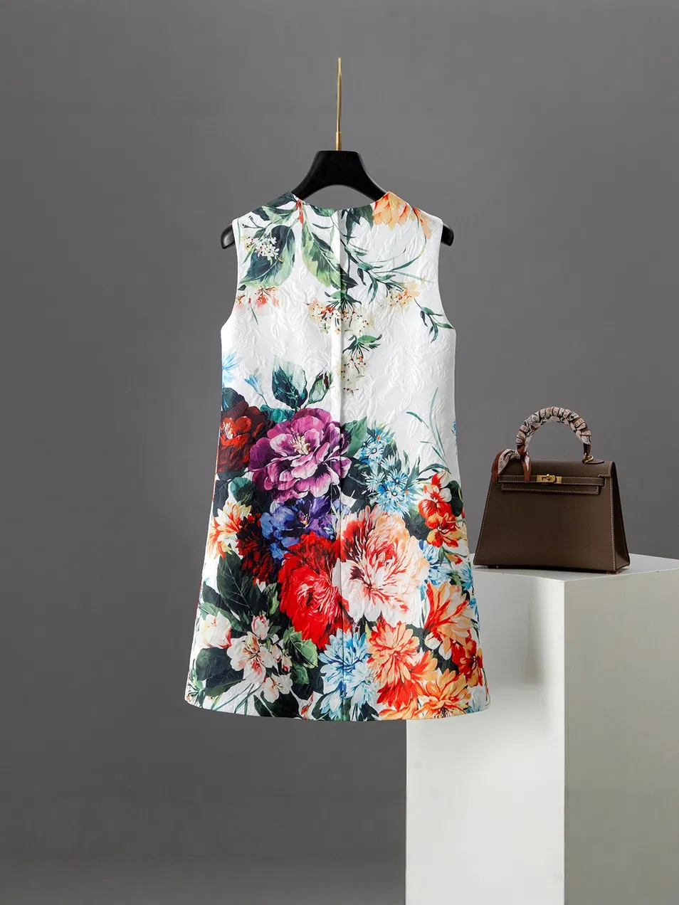 Women's Sleeveless Floral Print Jacquard Shift Dress Detail View