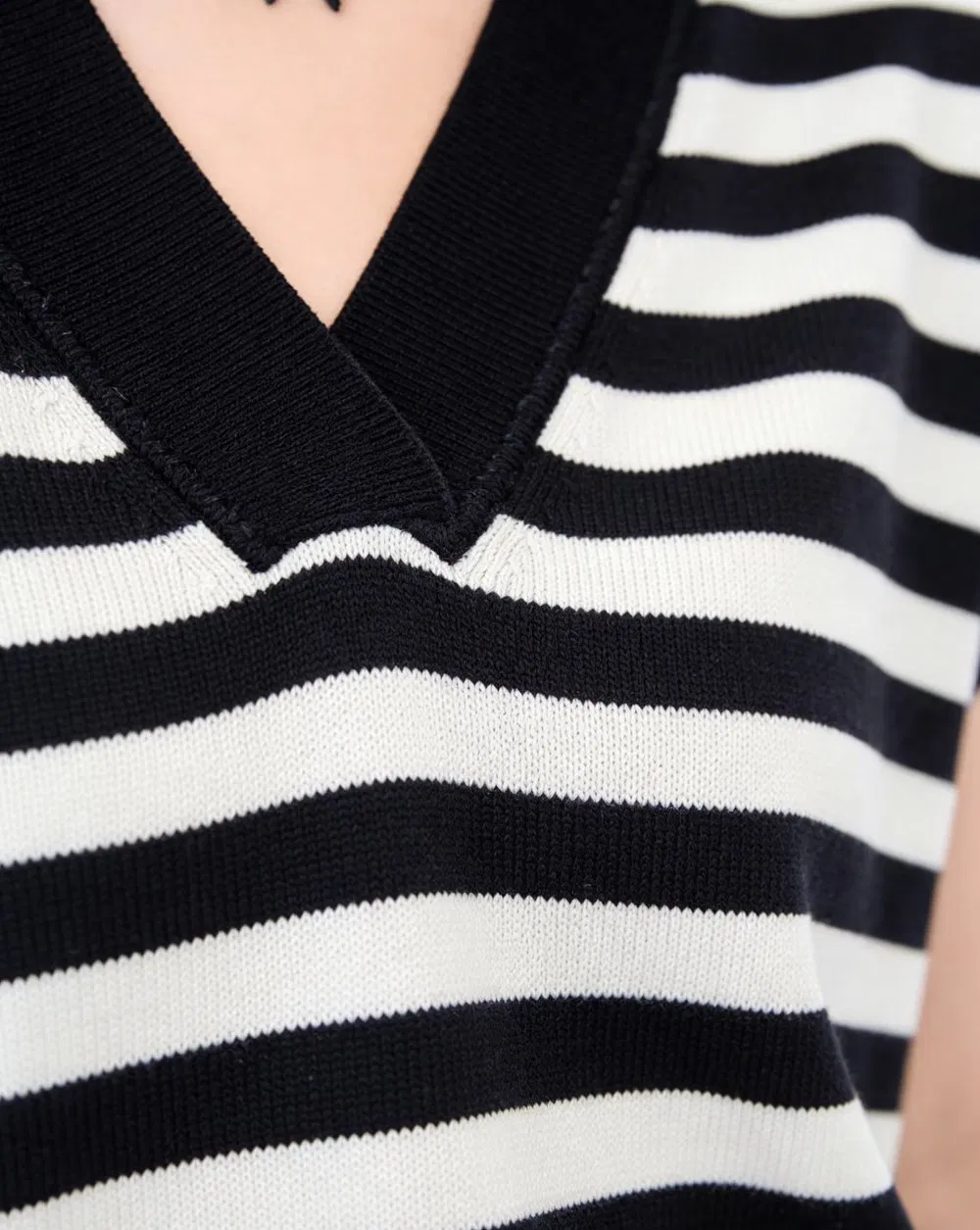 Women's V-Neck Striped Short Sleeve Knit Top