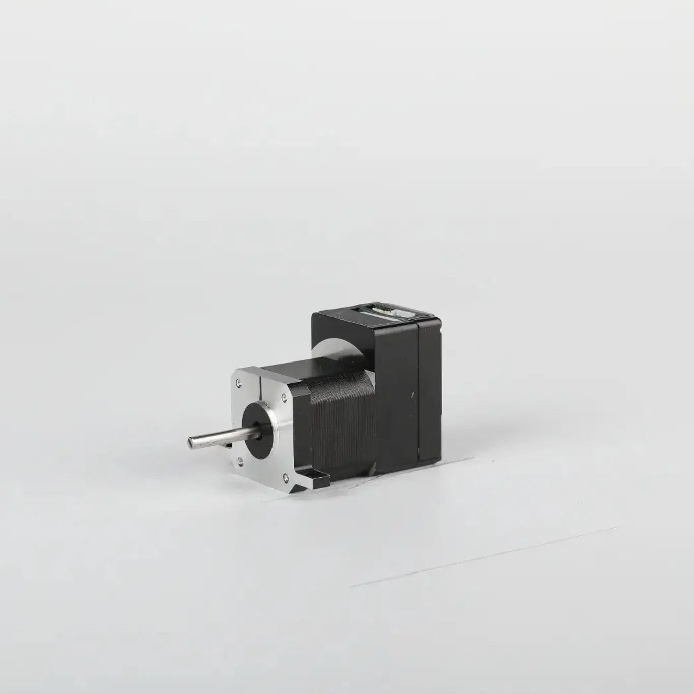 Motor de corriente alterna sincrónico de alta densidad de potencia y alto par para robots de pintura