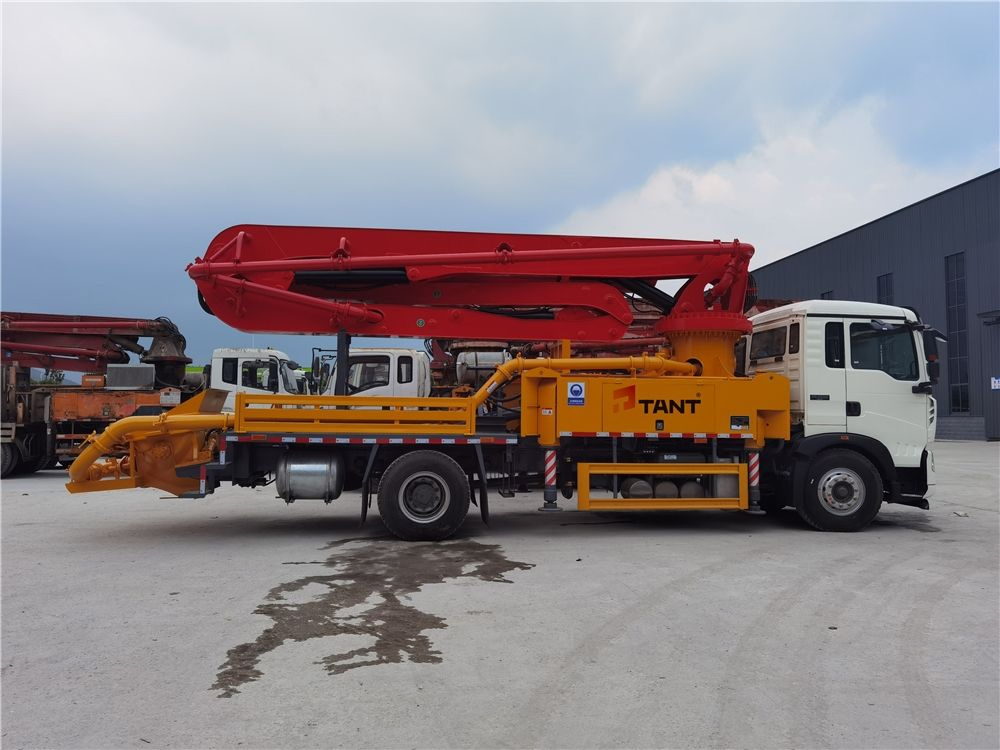 37m Pump Mounted Chassis Mixer Truck Concrete Pump