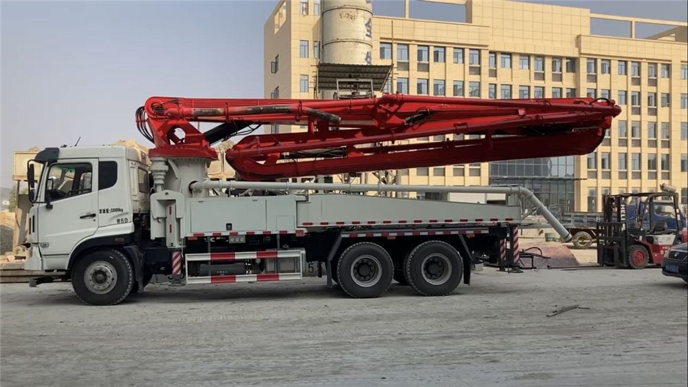 37m Pump Mounted Chassis Mixer Truck Concrete Pump