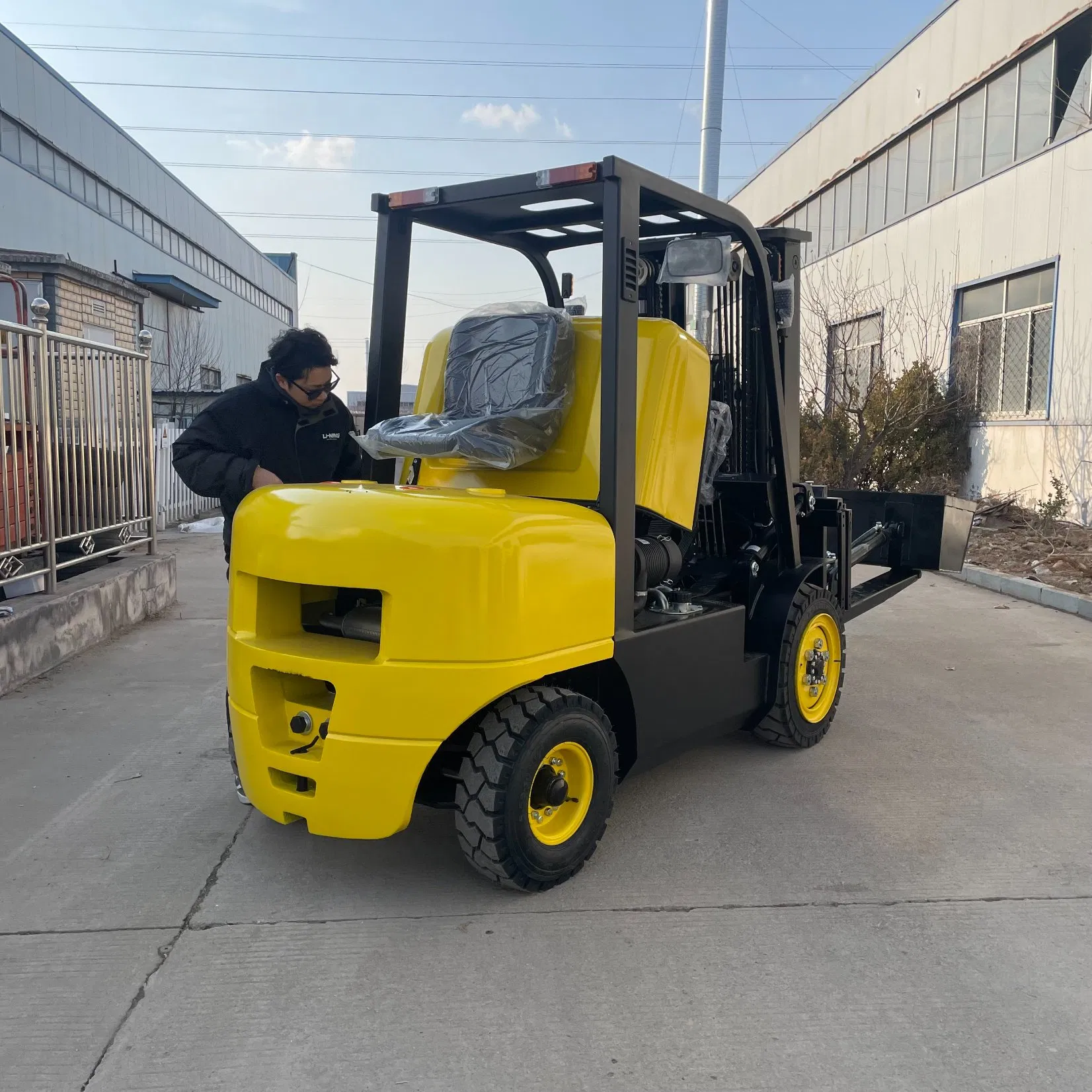Hot Sale 3ton/3000kg All Rough Terrain Forklift with Hydraulic Shovel Bucket in Stock