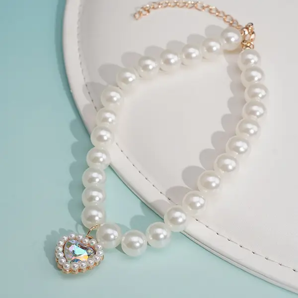 OEM Wholesale Adjustable Pearl Beaded Pet Necklace – 25+5 cm | Plastic Pearls with Alloy & Resin Heart Pendant – 16.6 g