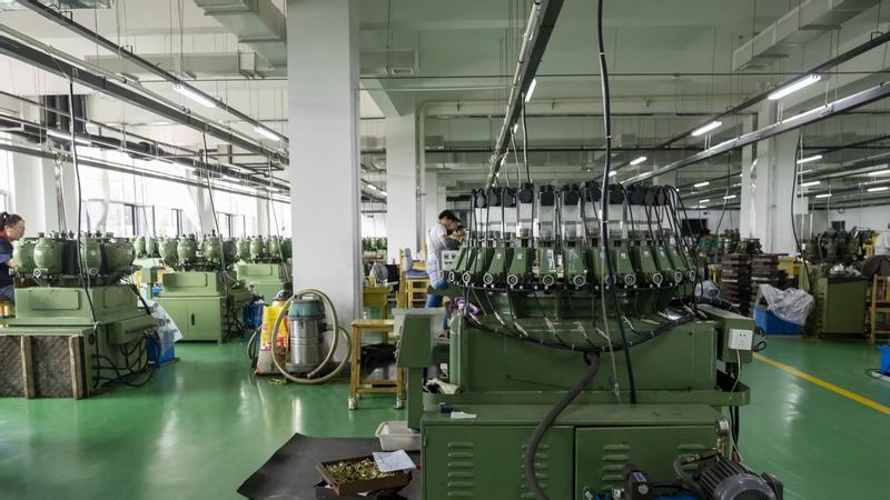 Multi-station precision tapping machine for watchmaking components
