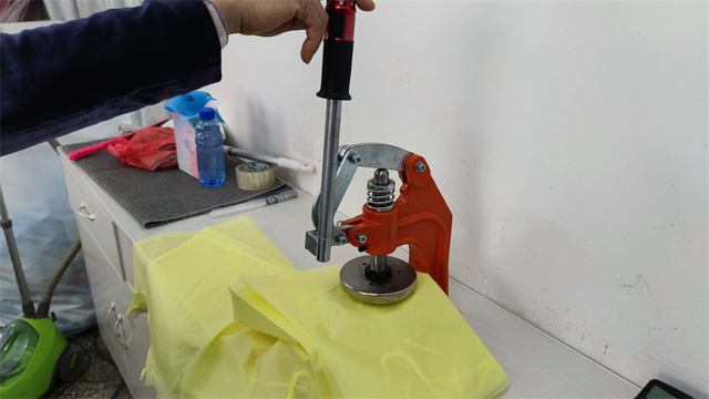 Equipe de controle de qualidade da Dongguan BG Health inspecionando máscaras médicas