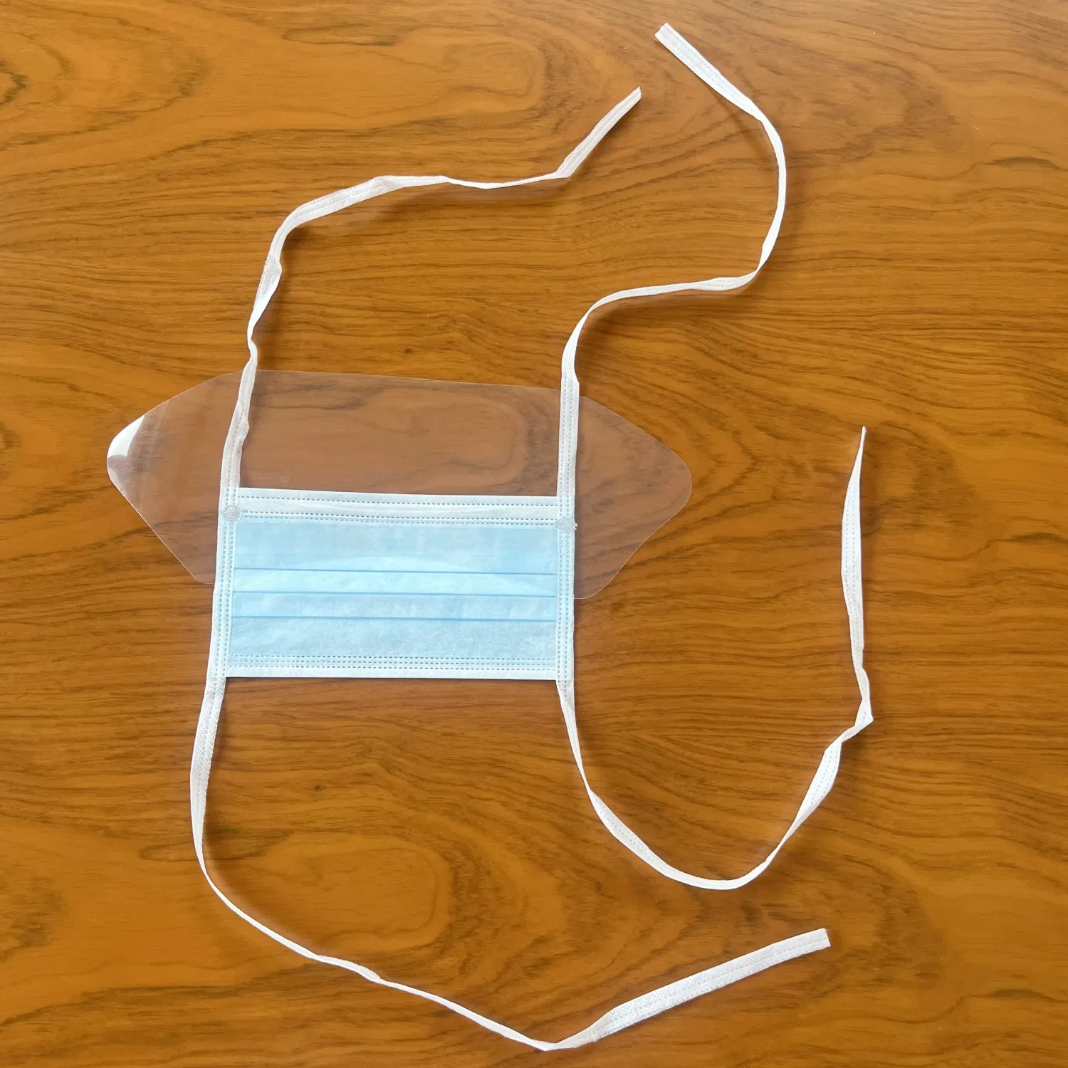 Máscaras cirúrgicas amarradas com proteção ocular