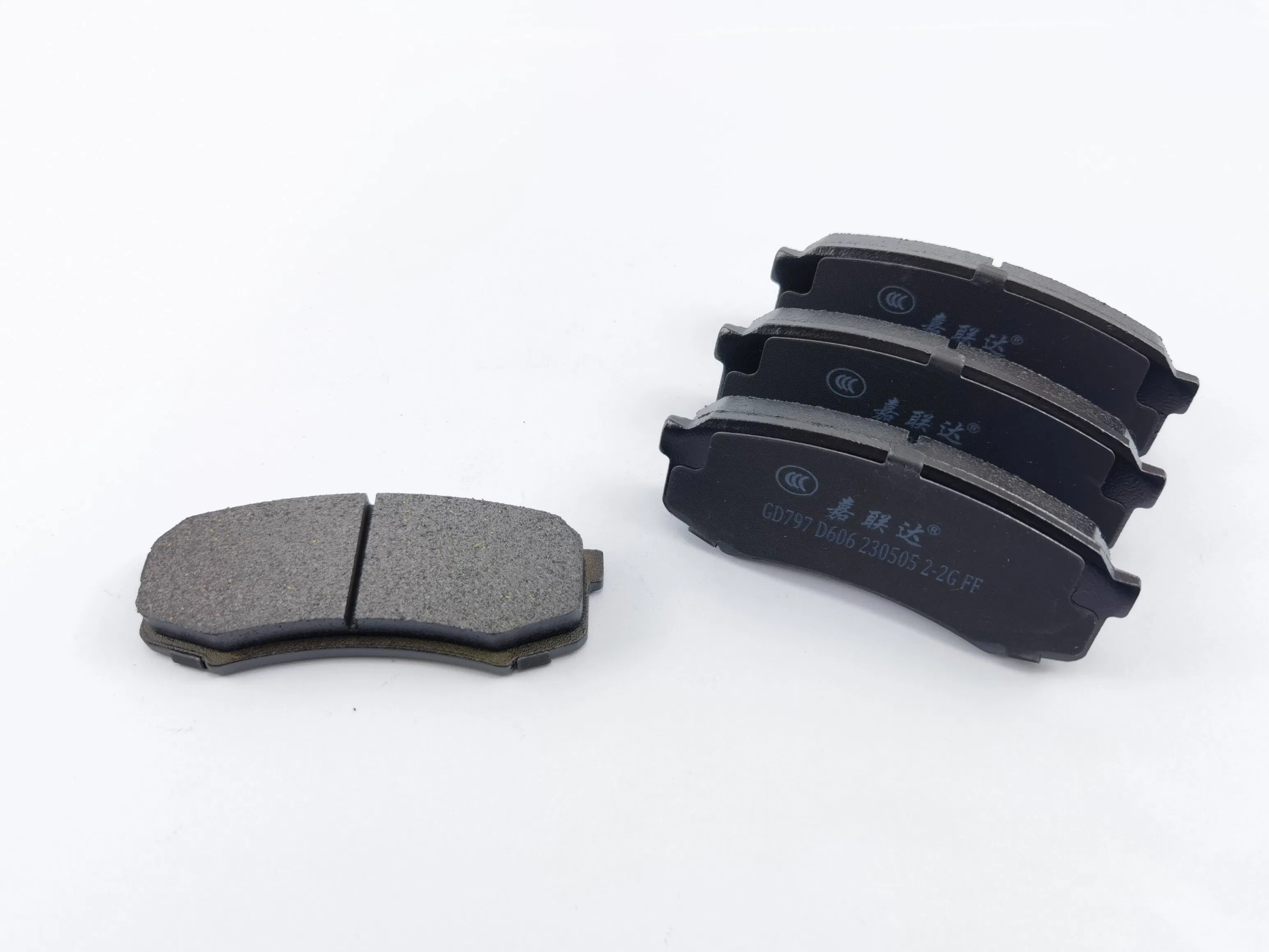Venda Quente de Alta Qualidade Pastilhas de Freio de Cerâmica Semi-Metálicas para Toyota Land Cruiser Prado (D606/04465/04466) Peça de Reposição para Eixo Traseiro Fabricação