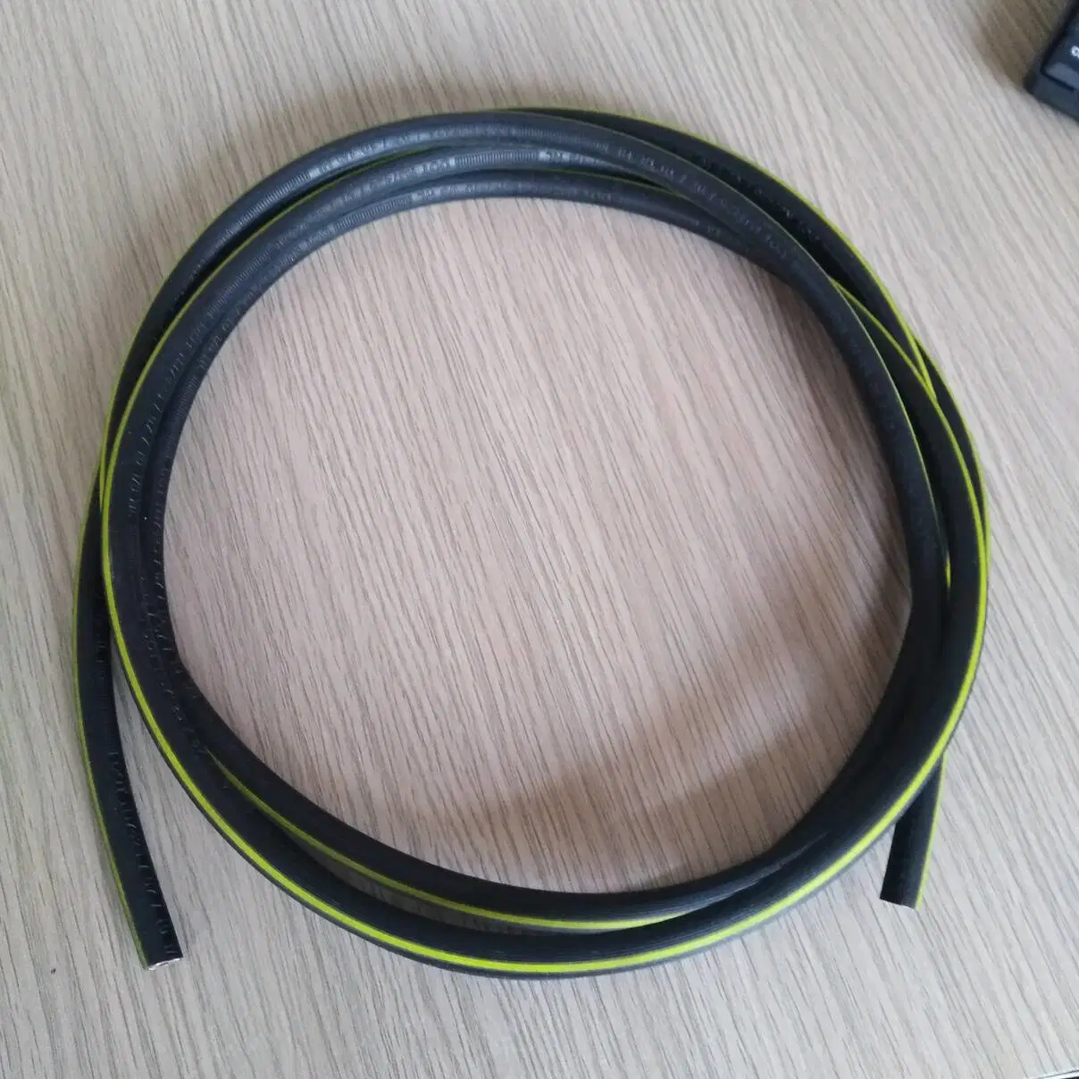 Mangueiras de Freio Hidráulico SAE J1401 com Superfície em Relevo Alto Embossada DOT e Faixa Amarela 1/8 Hl