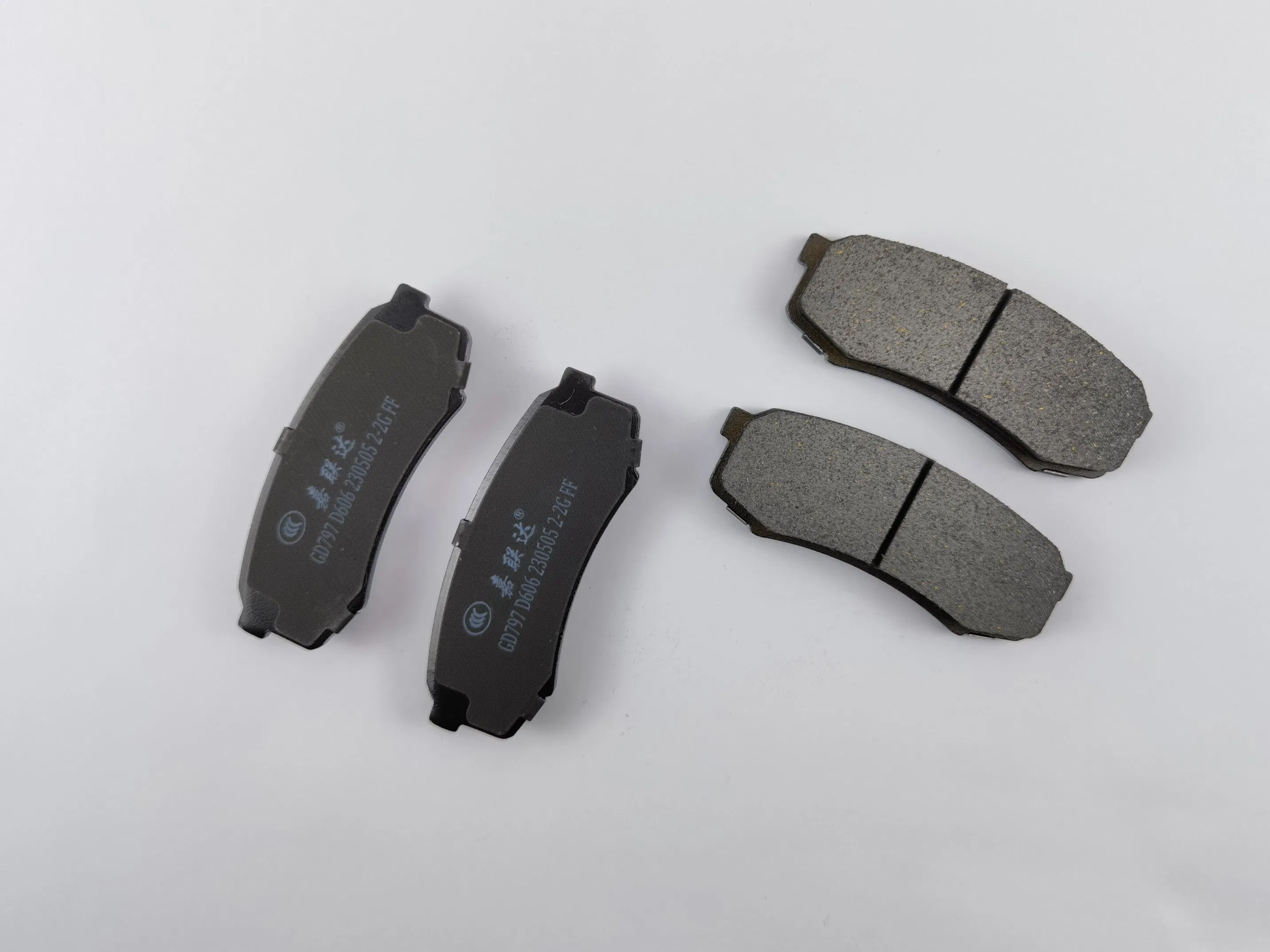 Venda Quente de Alta Qualidade Pastilhas de Freio de Cerâmica Semi-Metálicas para Toyota Land Cruiser Prado (D606/04465/04466) Peça de Reposição para Eixo Traseiro Fabricação