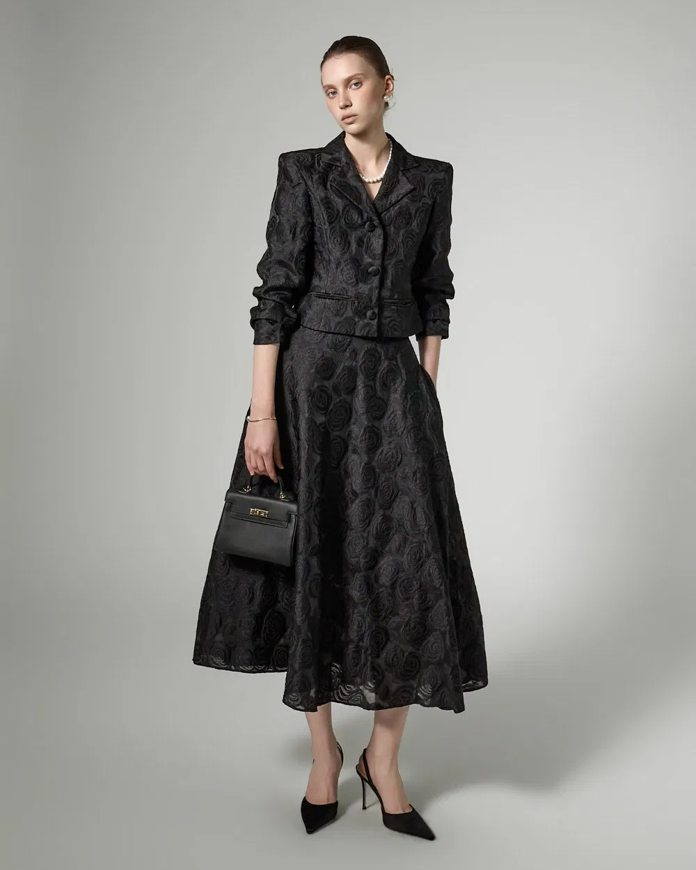 Conjuntos de Luxo por Atacado para Mulheres Blazer Personalizado Curto Ajustado com Estampa Floral em Tecido Jacquard Blazer Feminino Acompanhado de Saia Longa Larga