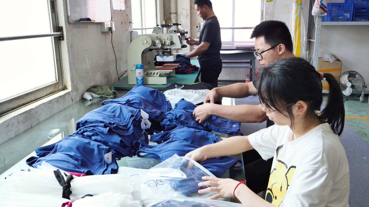 Inspeção de qualidade e embalagem na BHAD Clothing