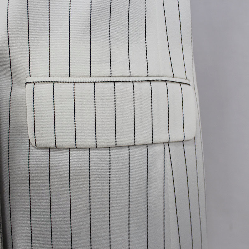 Blazer feminino de tecido listrado em contraste com fio tingido e lona branca