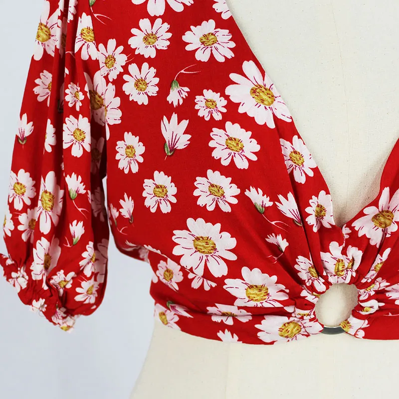 Blusa floral de verão curta com mangas curtas em V e detalhe em anel